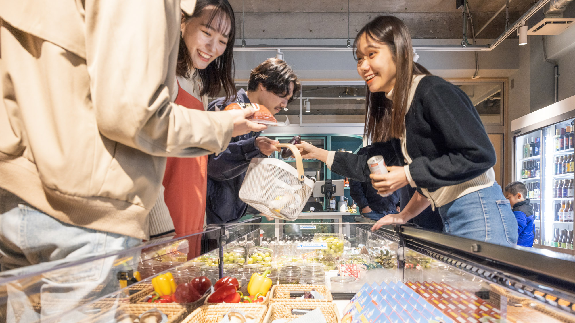 新鮮な食材やお菓子が並ぶマーケット。仲間と選ぶ時間もワクワク。
