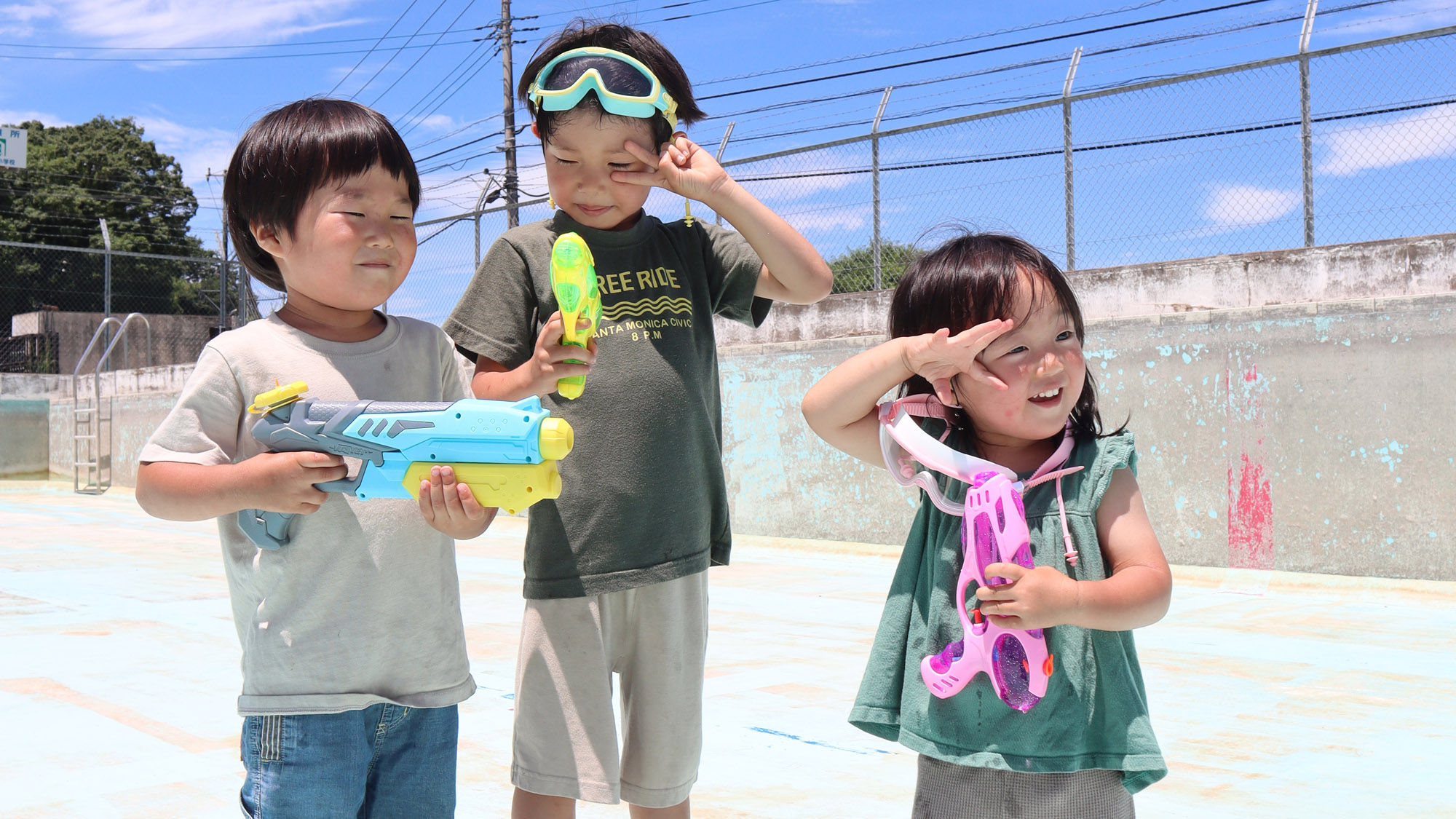 水遊びで元気いっぱい！夏の青空に笑顔がはじけます。