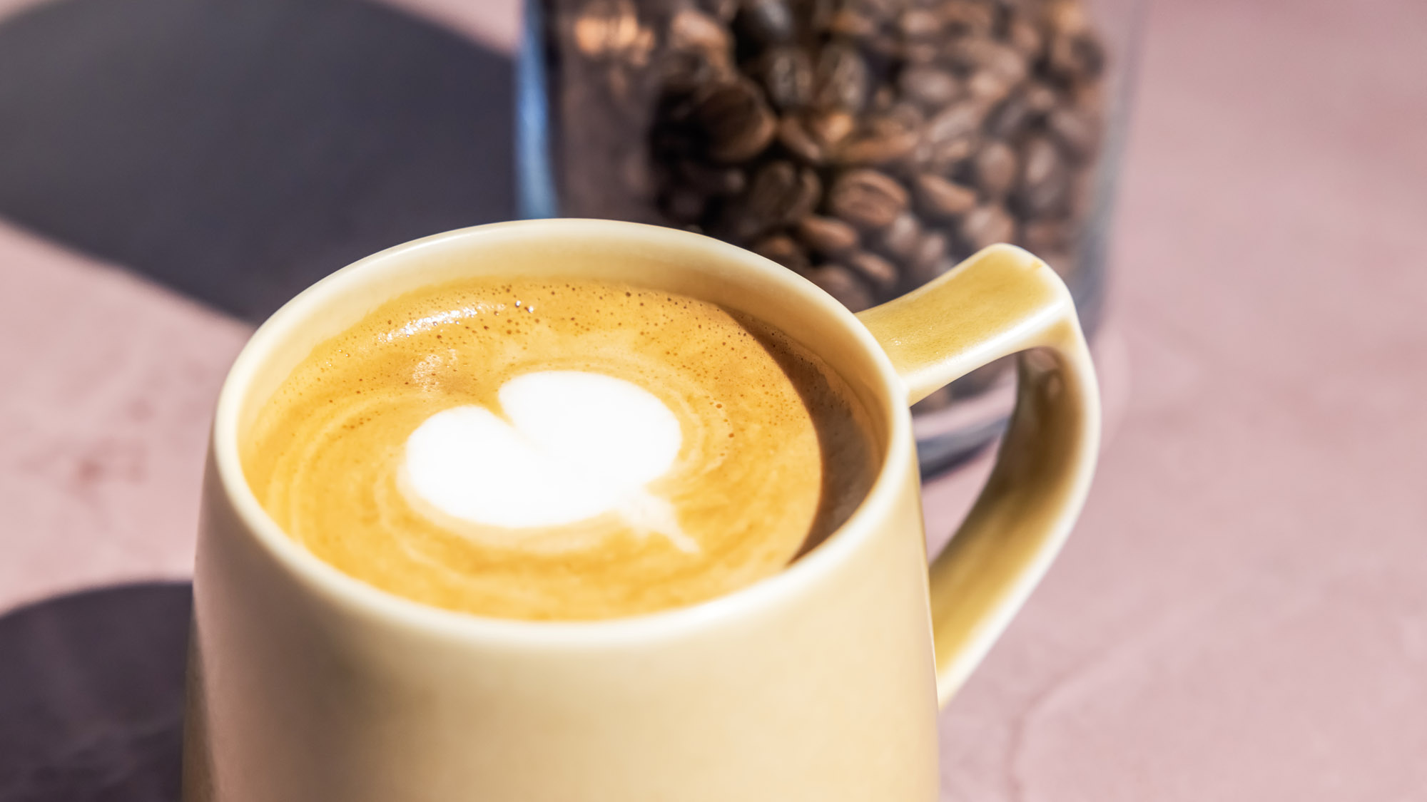 地元コーヒーショップの自慢の一杯。やさしいラテアートとともに。