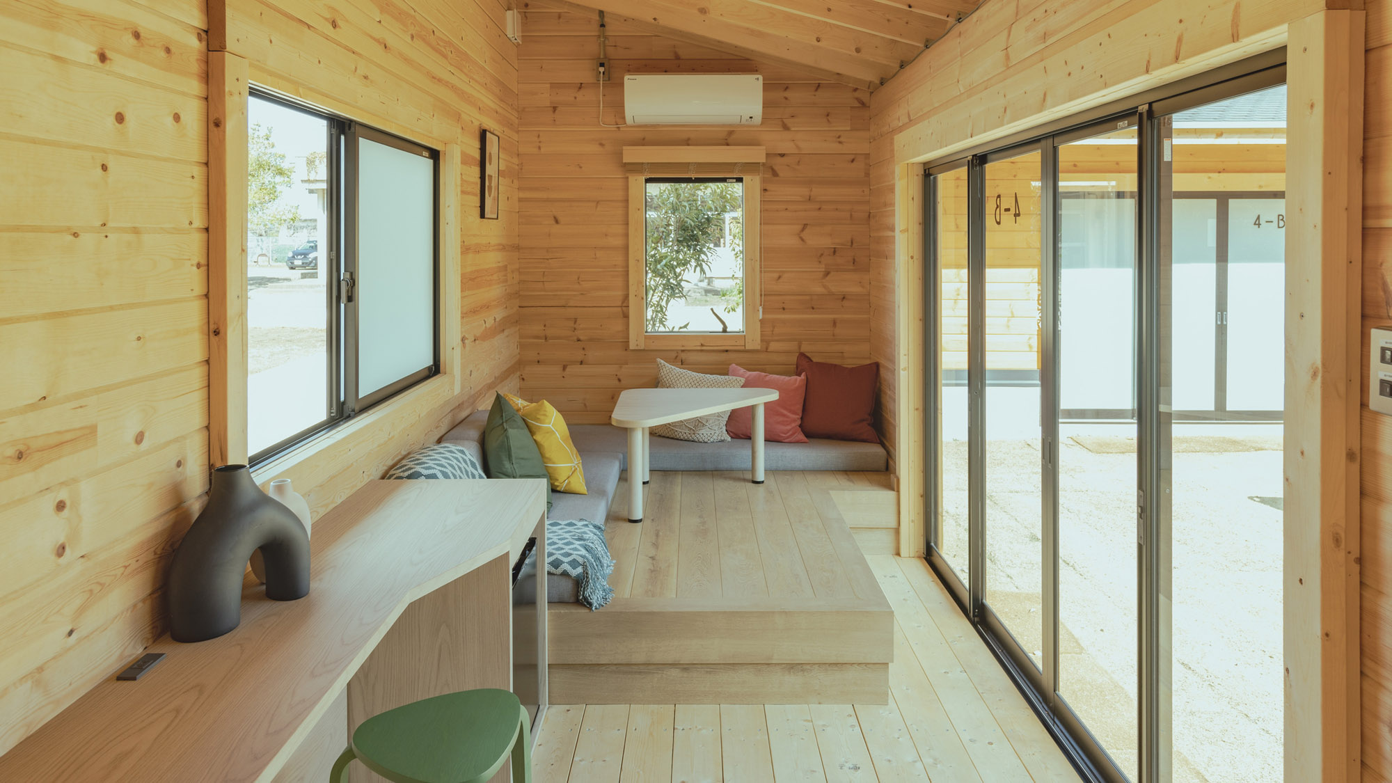 【4beds cabin】リビング棟 みんなで集まれる開放的なリビング空間。会話が弾む時間を。