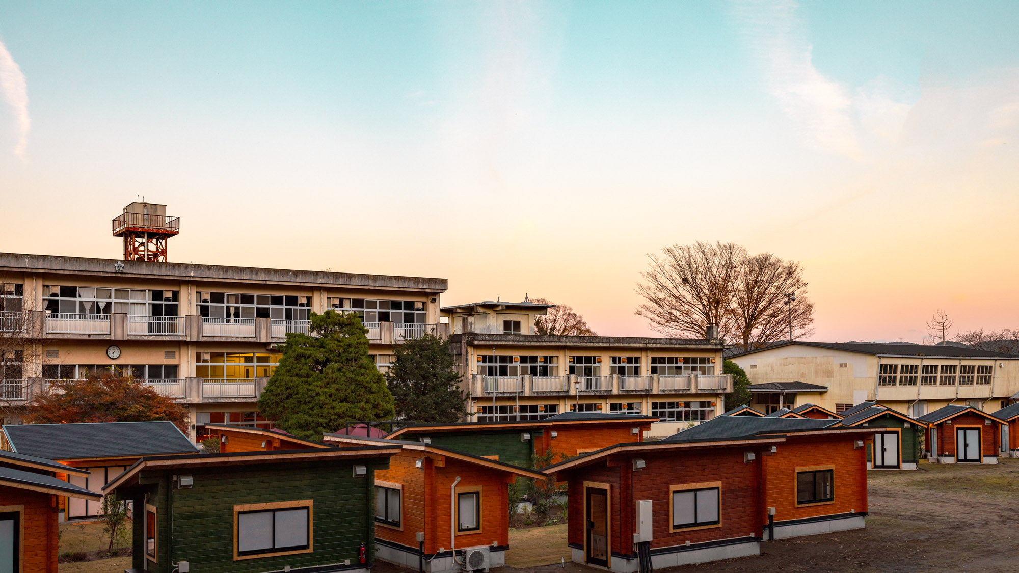 夕暮れの校舎とキャビンが織りなす、穏やかな風景。