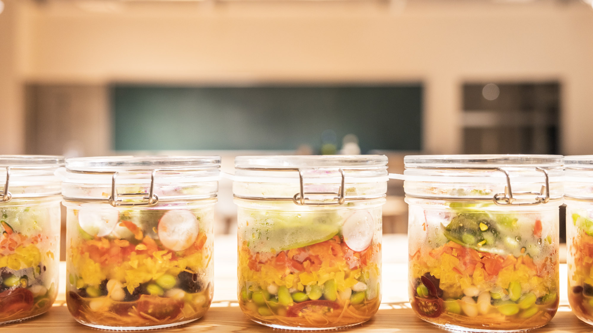 カラフルでヘルシーなピクルスが食卓を彩ります。