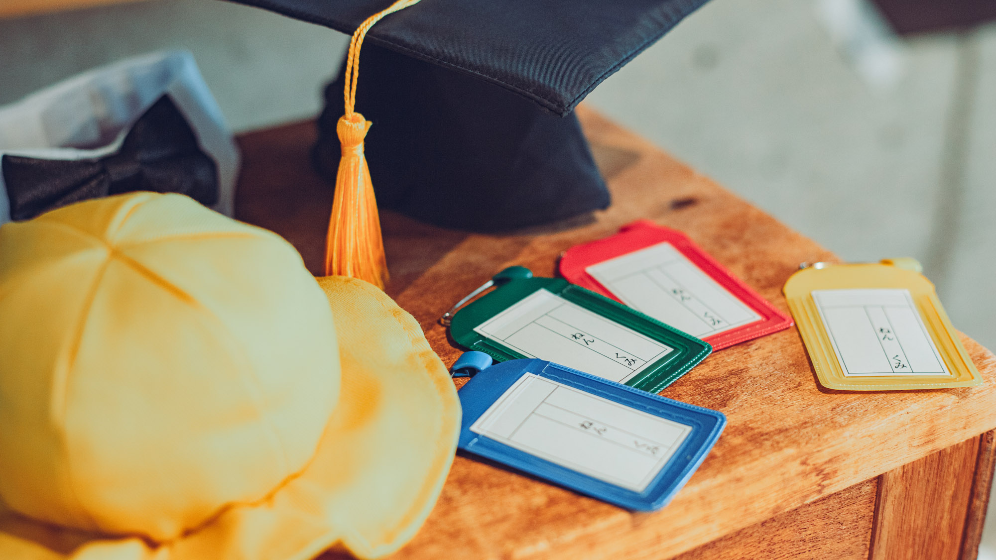 卒業帽や名札で変身！わんちゃんの思い出づくりを楽しもう。