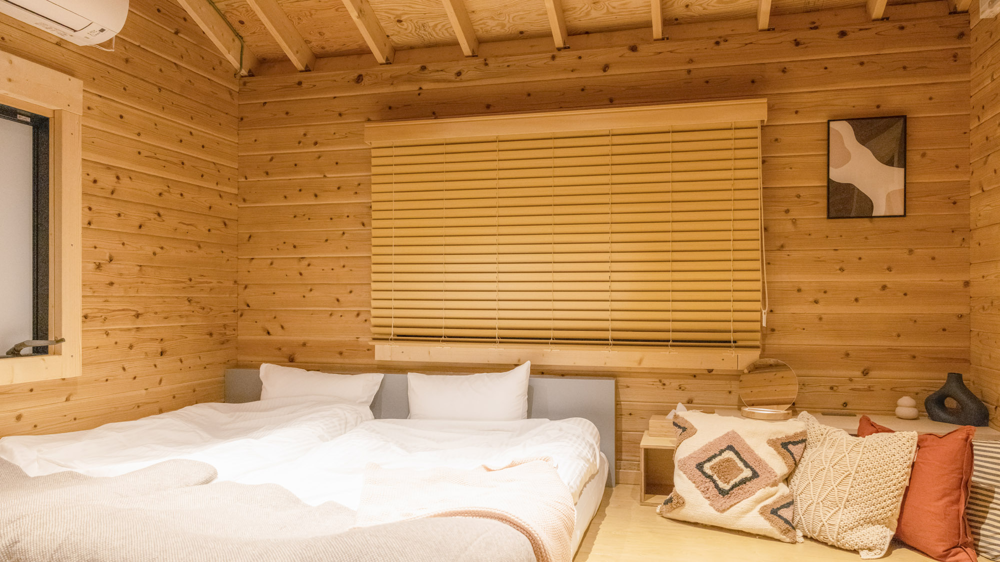 【2beds cabin】木のぬくもりとやさしい照明に包まれる、癒やしのベッドルーム。