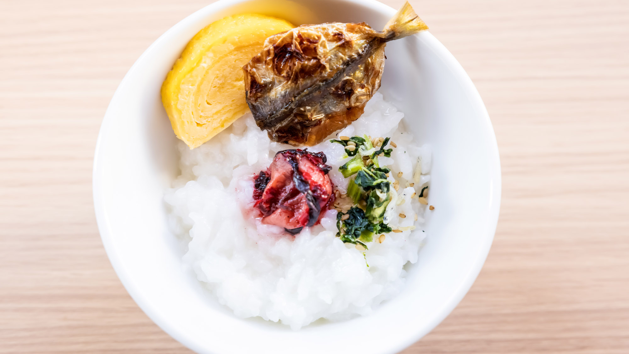 ふんわり玉子焼きと焼き魚をのせた贅沢おかゆで、元気な朝をスタート。