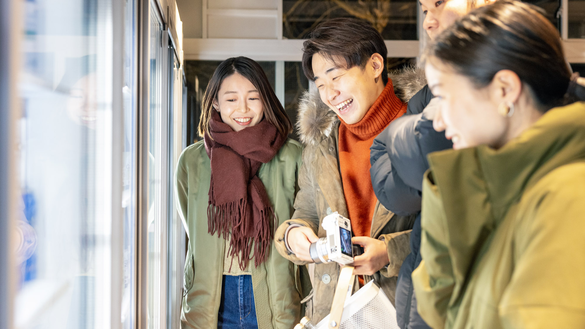 仲間とワイワイ、クラフトビールを選ぶ楽しみもオールインクルーシブの醍醐味。