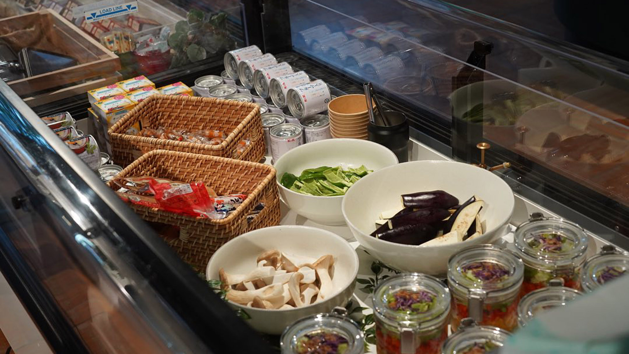 新鮮野菜やピクルス、缶詰など、マーケット感覚で選べる楽しい空間。