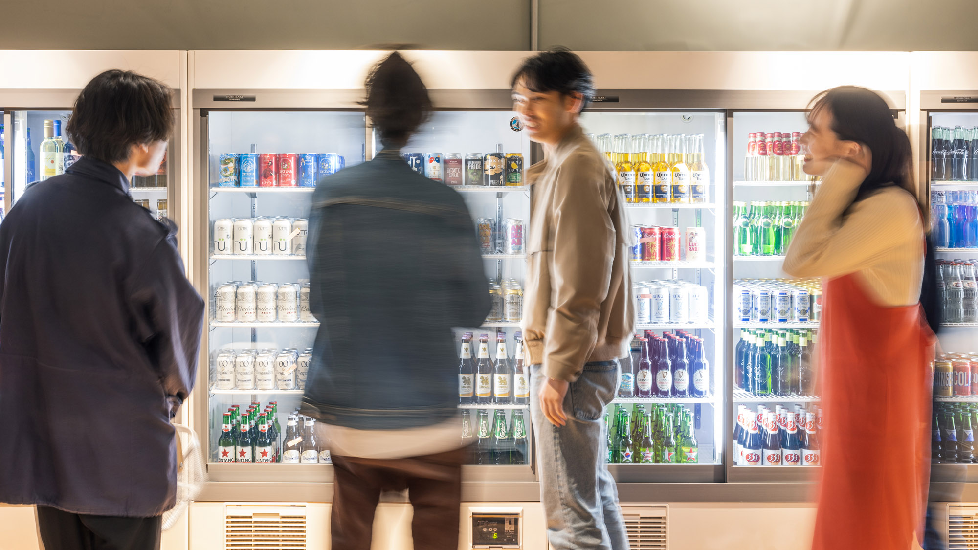 冷蔵庫いっぱいのドリンクからお気に入りをチョイス。夜時間がさらに楽しく。