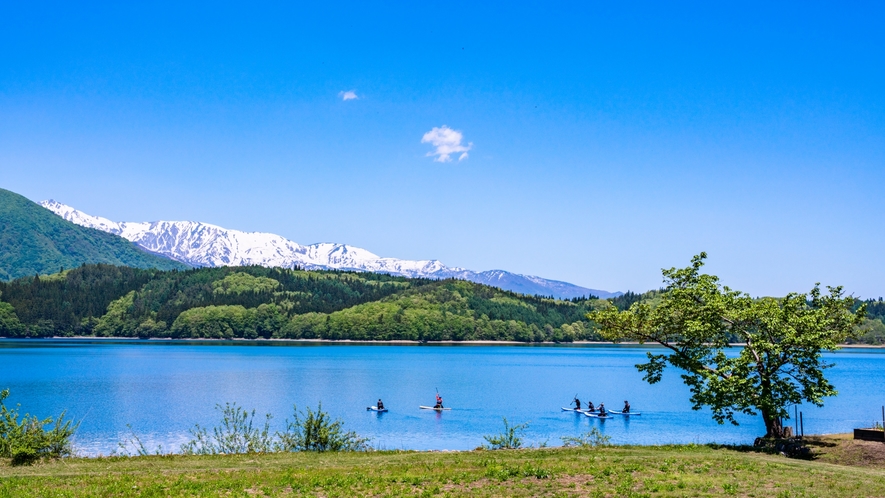 【青木湖】県下有数の透明度を誇り、夏は早朝からのSUPも大人気！！夜のホタルクルーズも好評です