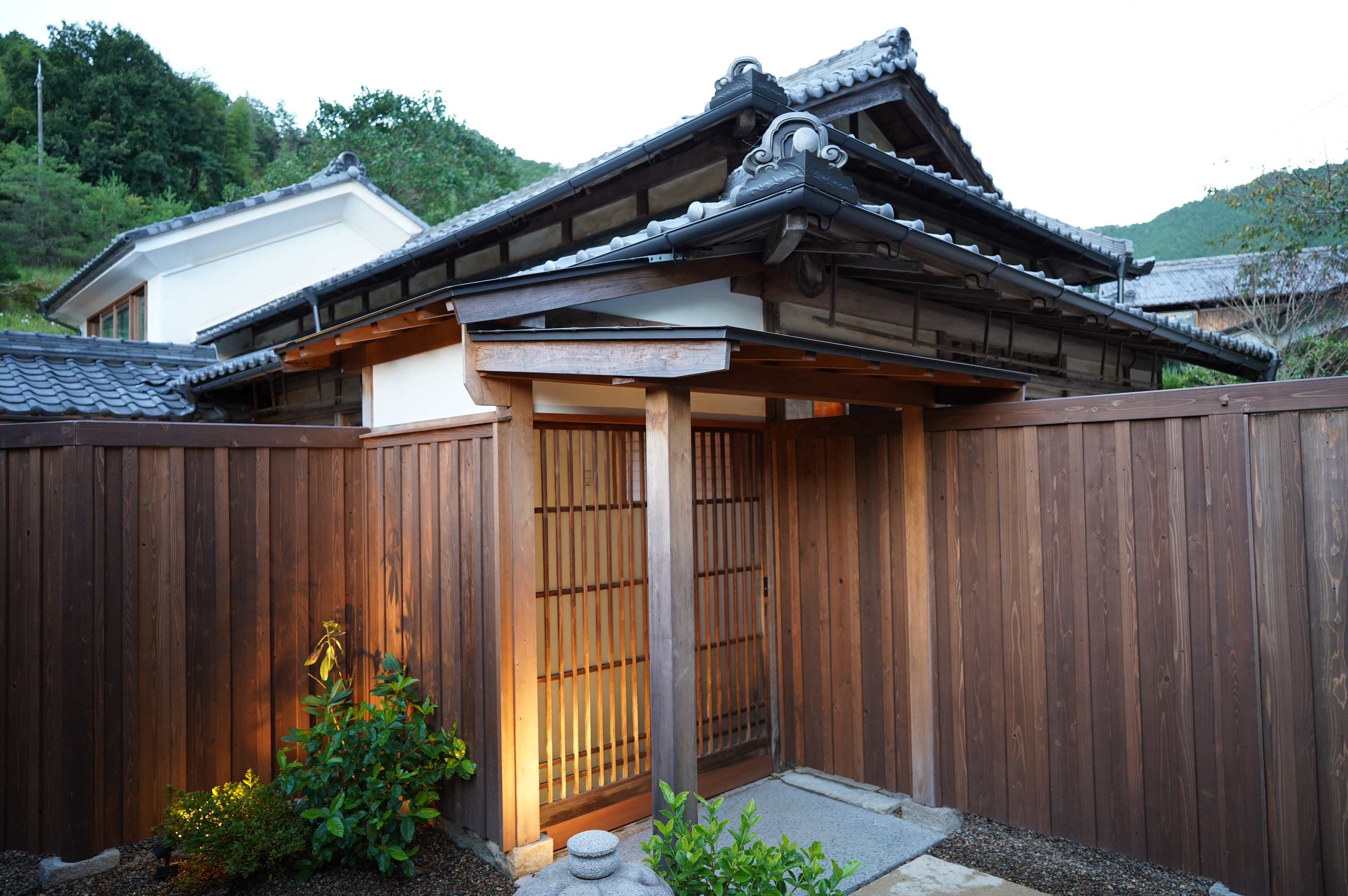 離れ　