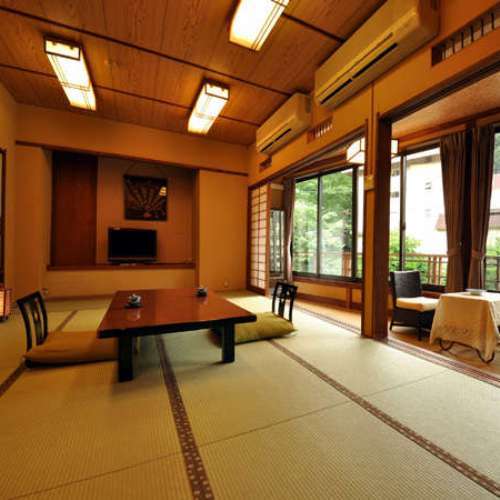 Spacious and spacious guest room (nostalgic room) Hagoromo