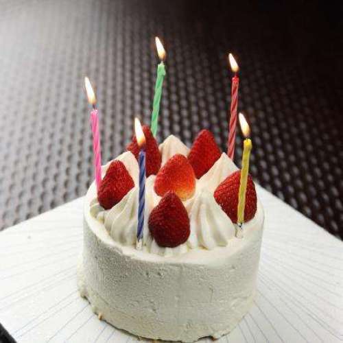 別注ホールケーキ（4号＝季節によってトッピングフルーツが変わります。）