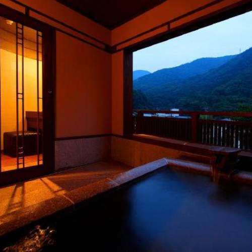 Guest room open-air bath taken in the evening (Soyogi no Ma-Ruiun)
