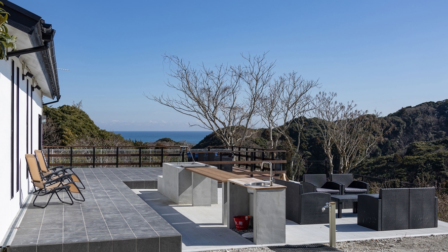 【絶景テラス】海と山に囲まれた自然溢れる場所に佇む。