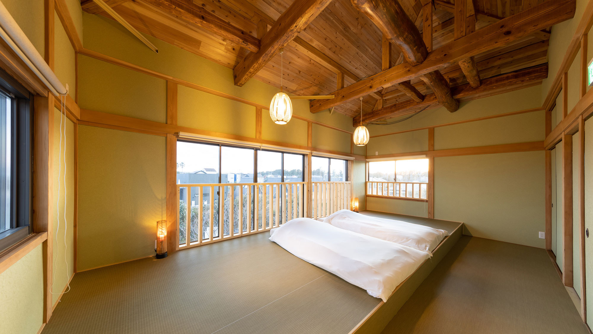 【ベッドルーム】和の雰囲気を取り入れた居心地の良い寝室は1日の疲れを癒してくれます。