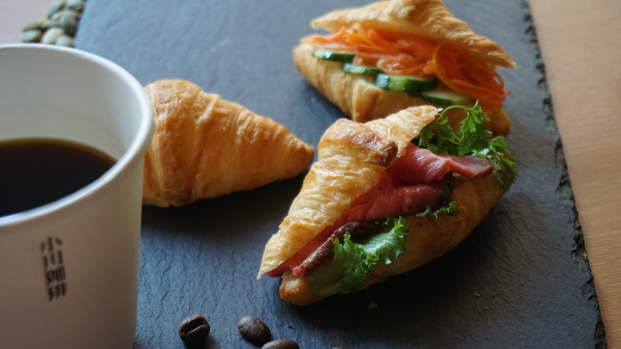 お部屋でも、移動中でも、京都を楽しめる朝食を（京都小川珈琲とホテル自慢の焼きたてクロワッサン）