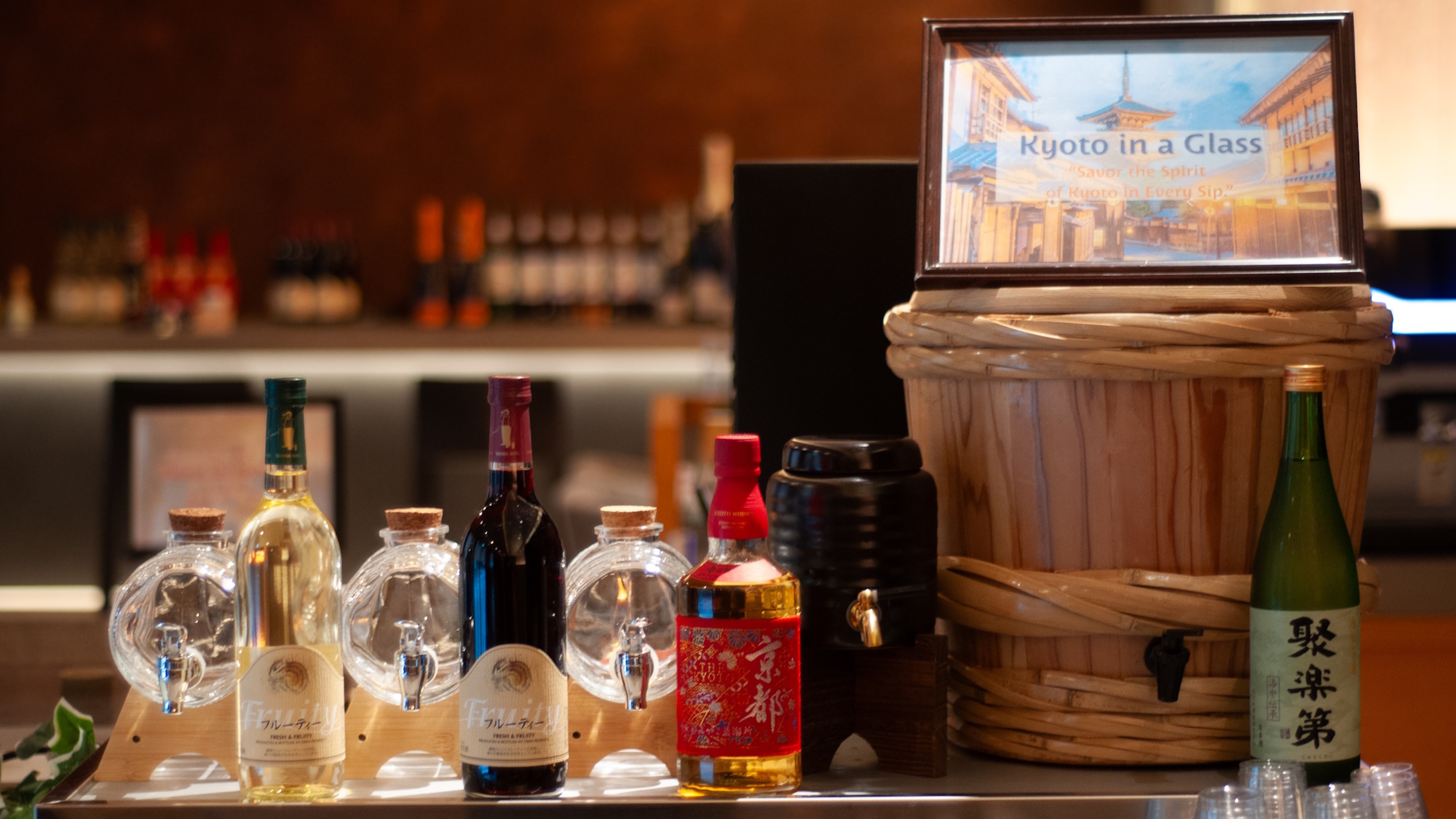 お酒も楽しめる宿泊者限定ラウンジサービス