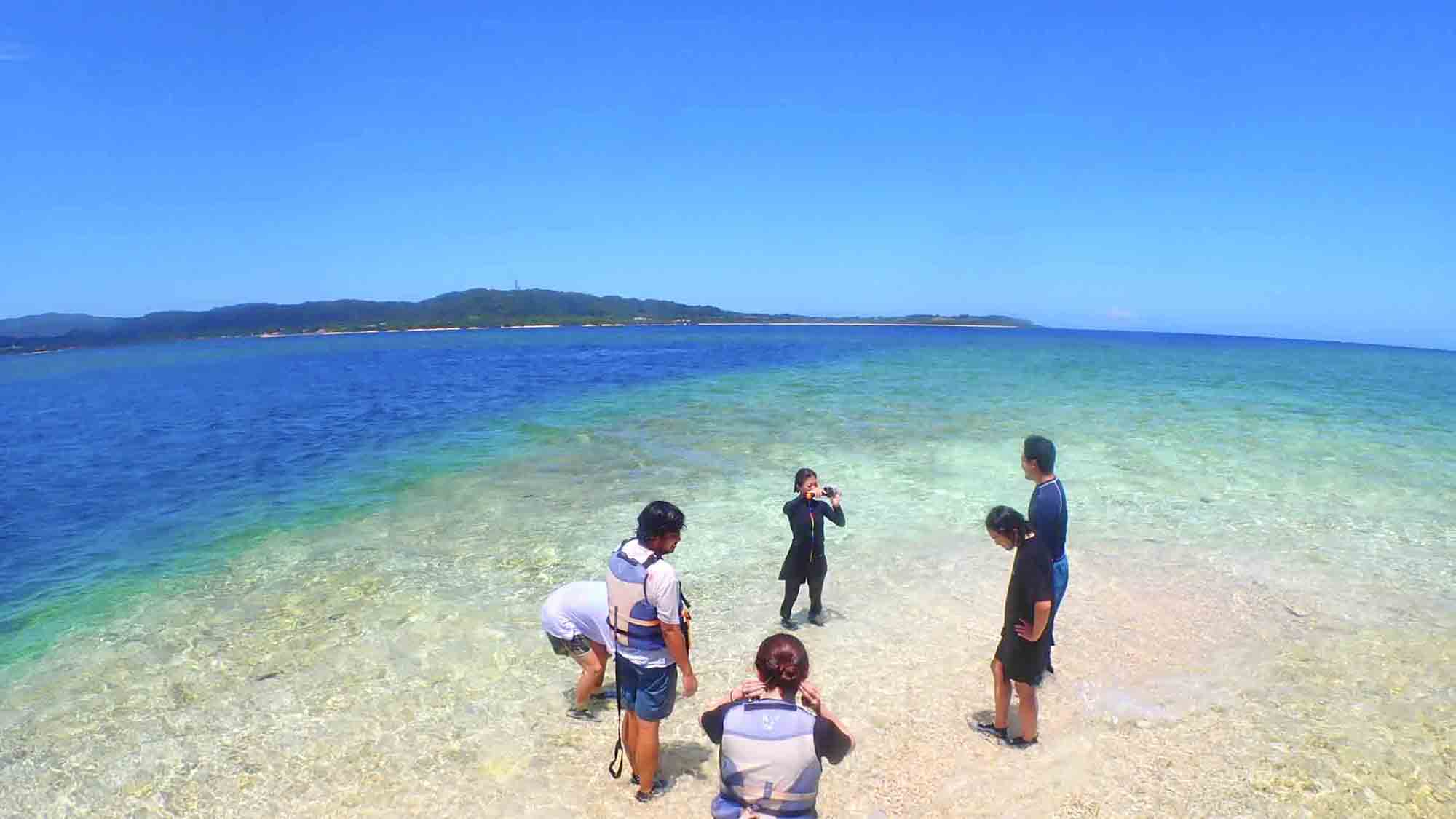 ・【周辺】サンゴの欠片でできた無人島、バラス島。干潮時だけ姿を現す奇跡の絶景です