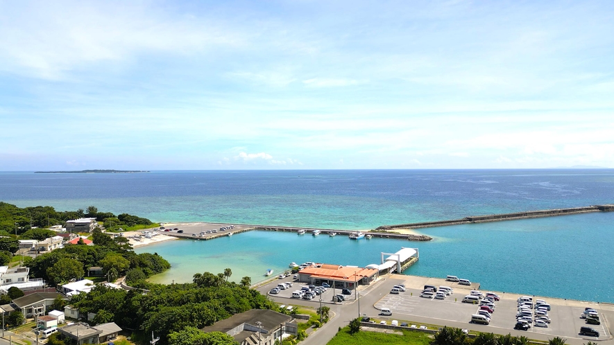 ・【周辺】目の前に広がる透き通った青い海。西表島ならではの景色が心を癒してくれます