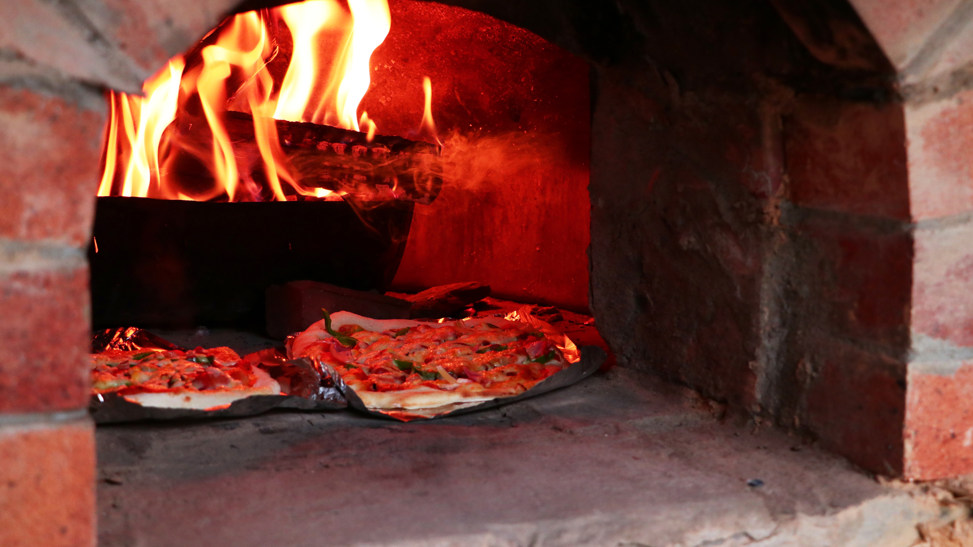 【ピザ作り体験】かなりの高温で焼き上げます