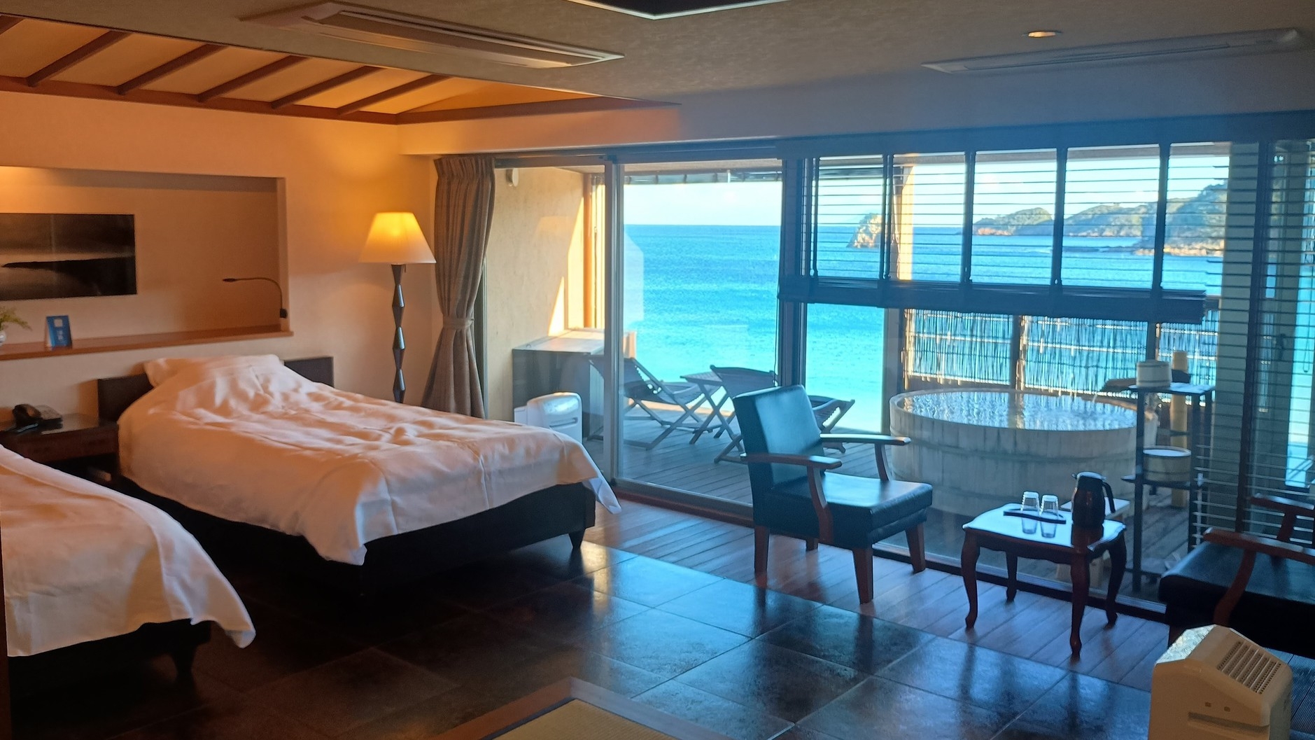 夕食フレンチフルコース・朝食アメリカンブレックファースト　海を眺めながら露天風呂で贅沢な時間を満喫！