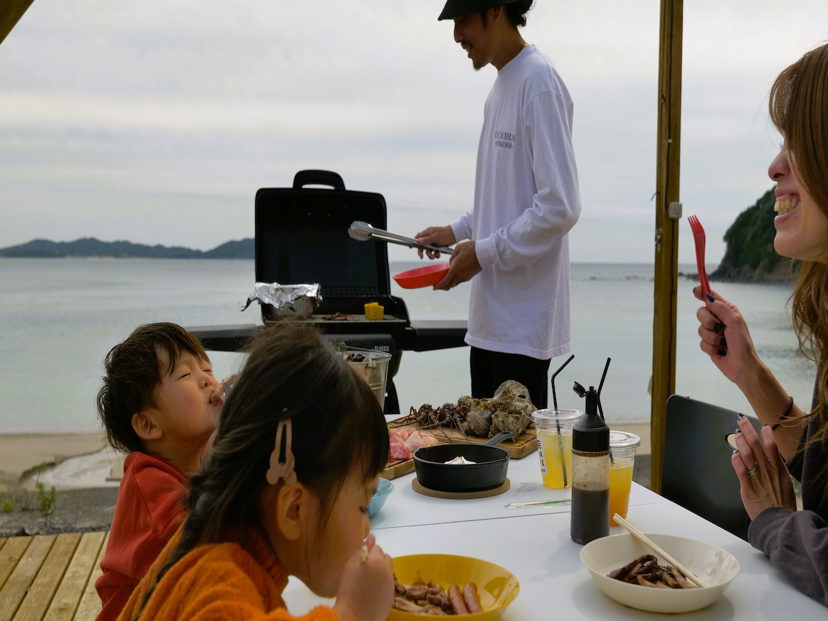 目の前の海で思いっきり遊んだ後は、みんなでBBQ！
