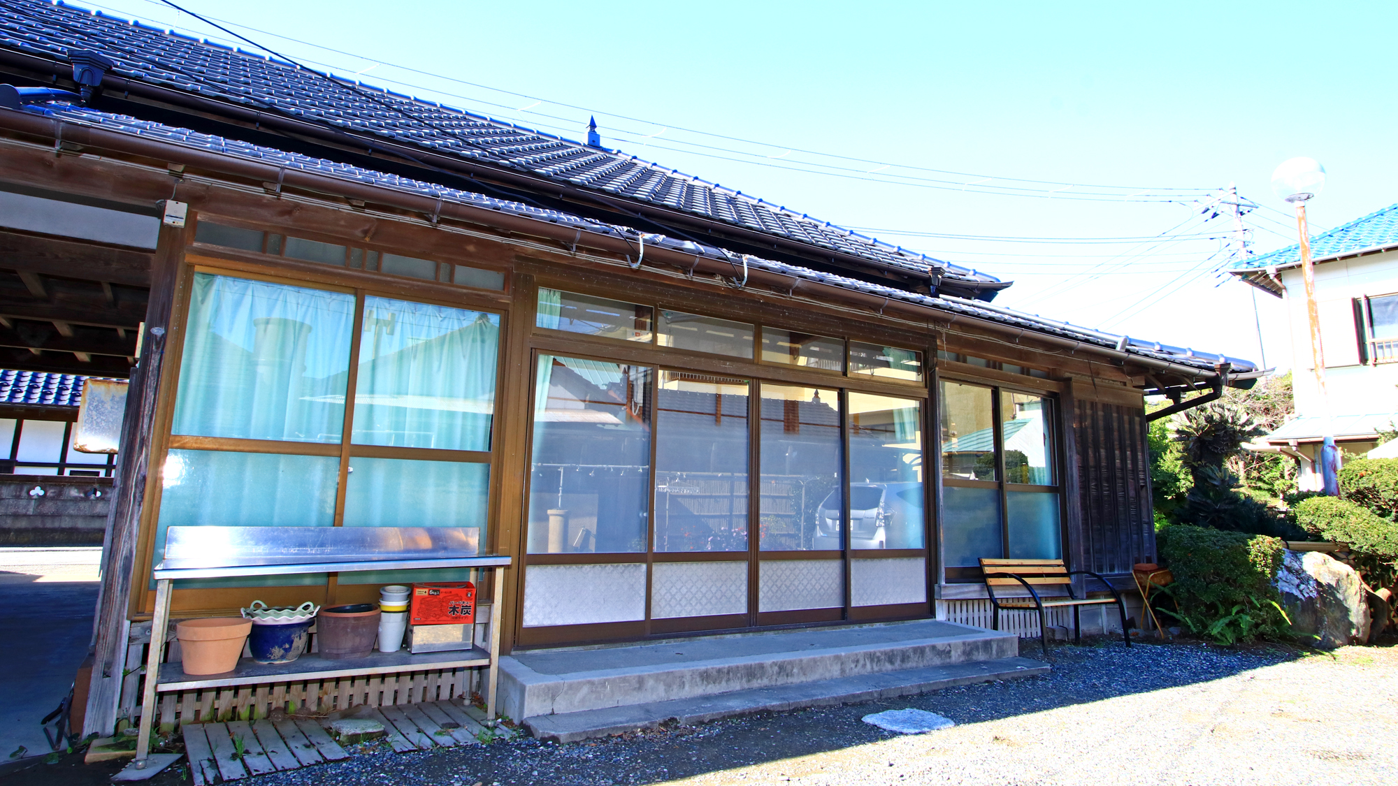 宿泊棟外観◆敷地の入ったすぐ左手側にございます