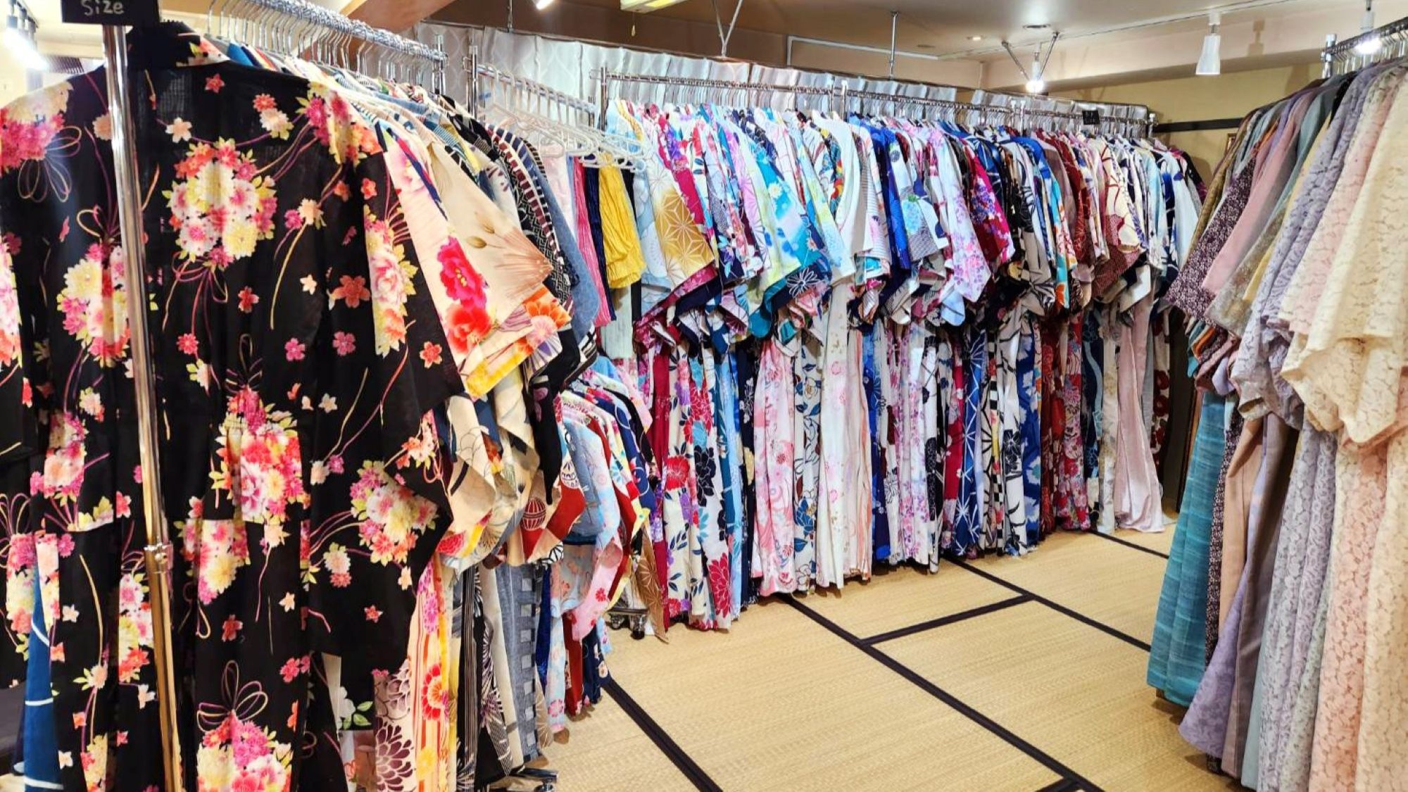 【着物・浴衣レンタルプラン】店舗で着付けて京都散策♪女性ヘアセット込み！（素泊まり）