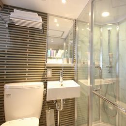Glass shower booth