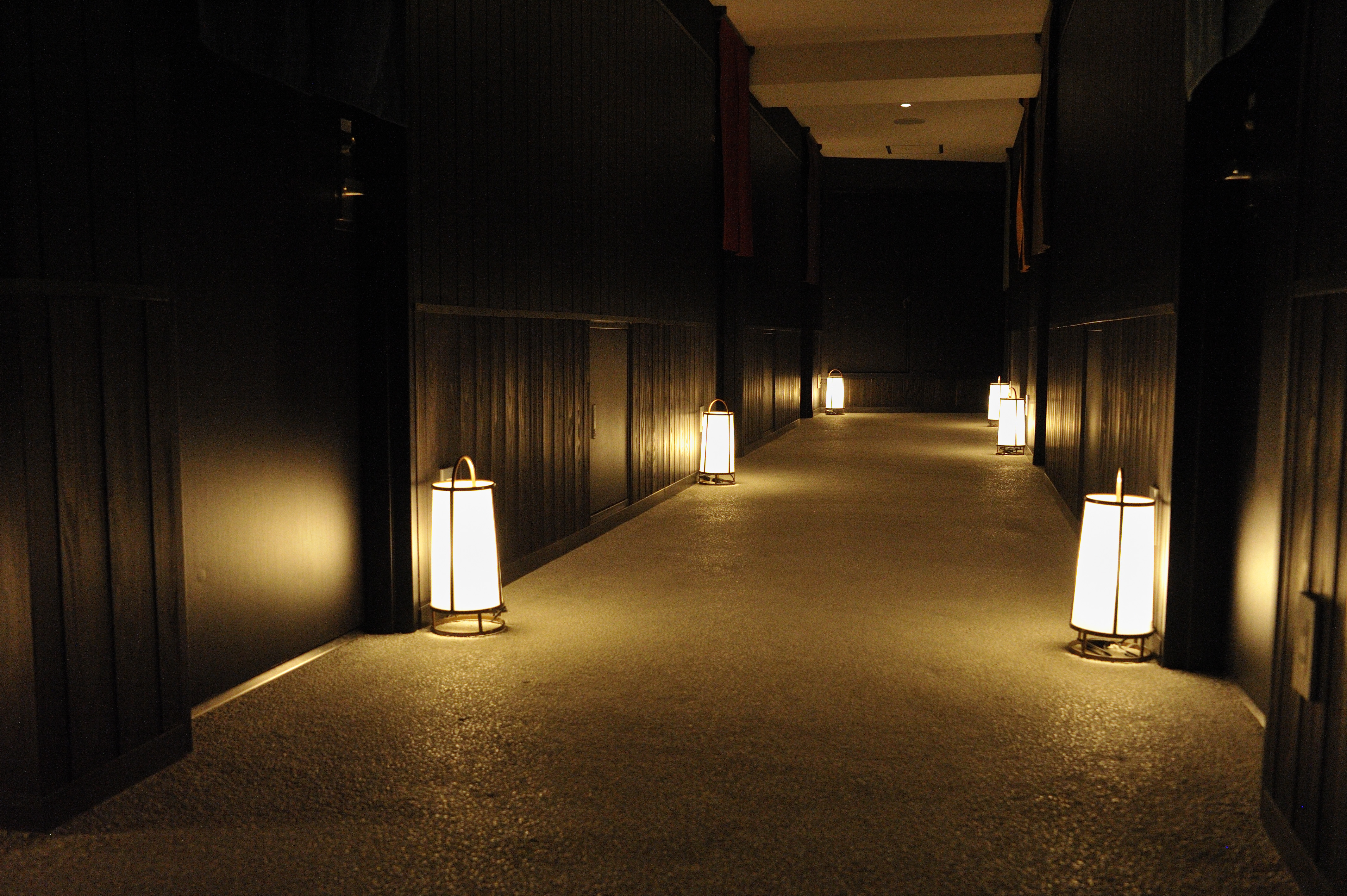 夜には灯篭が灯り、京都の路地ならではの凛とした空気。
