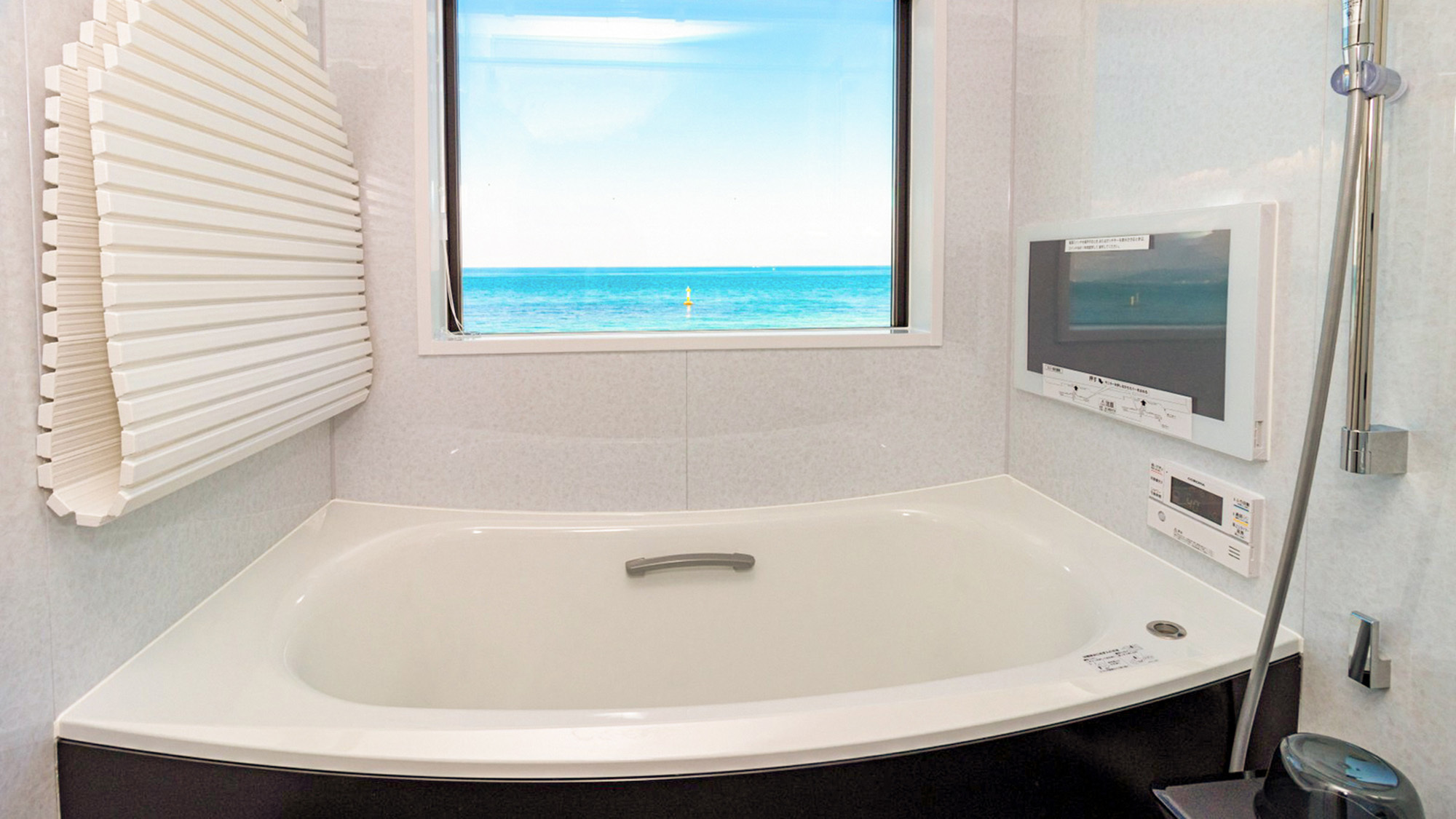 ・【バスルーム】窓からは美しい海の景色をご覧いただけます