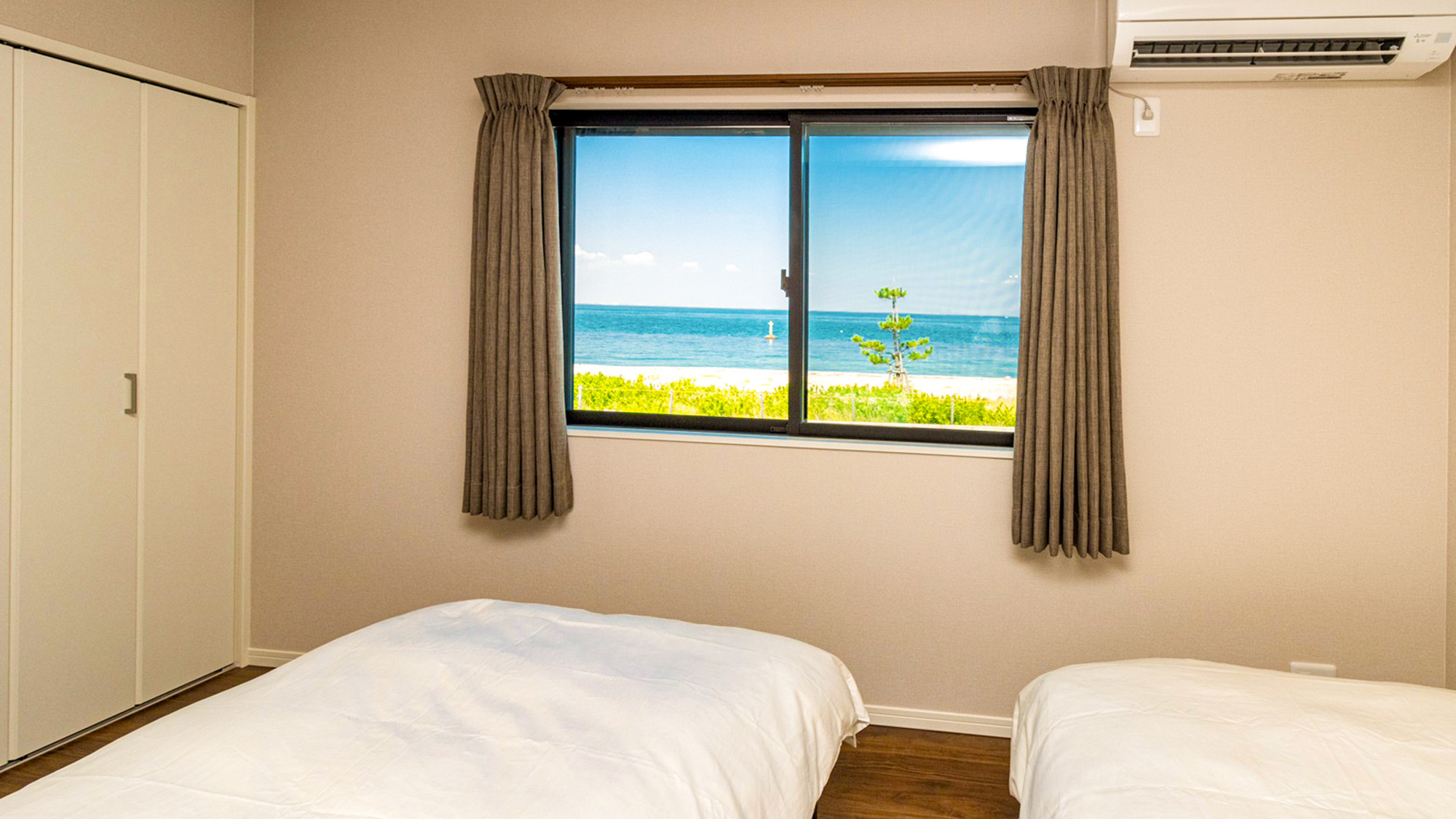 ・【1Fベッドルーム】窓からは淡路島の海の風景をお楽しみいただけます