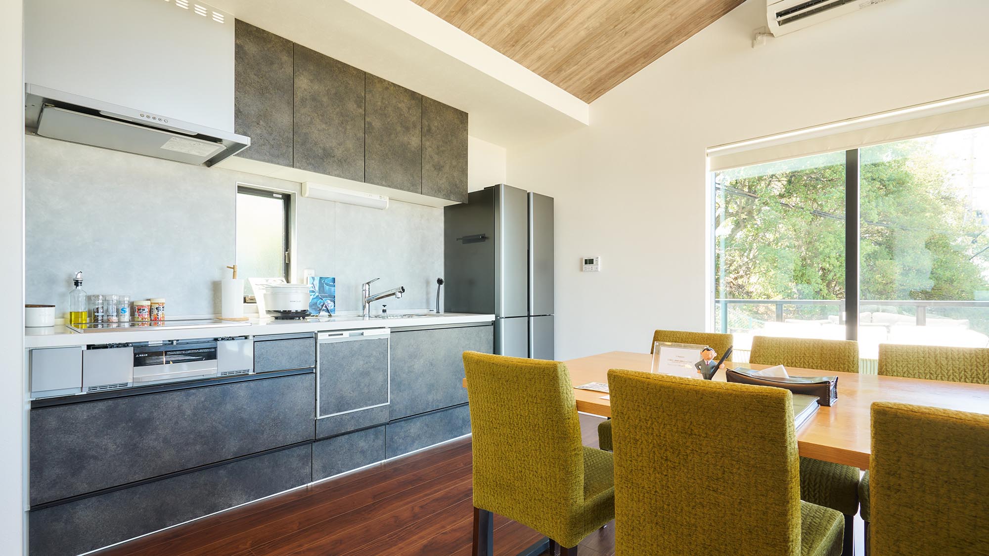 ・【Type i／ダイニング】グループ旅行にもぴったりな、大きめのダイニングテーブルがございます