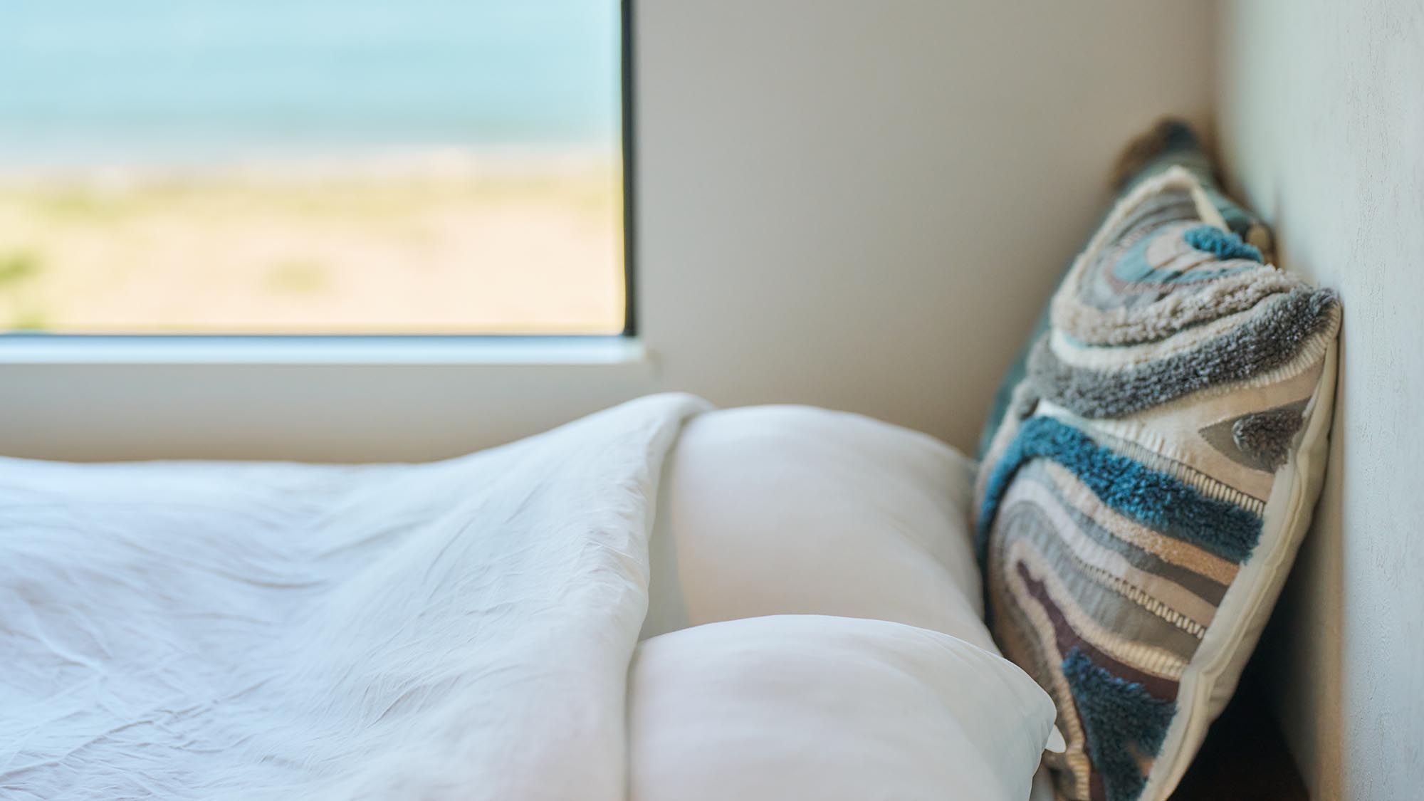 ・【Type i／2Fリビング小上がり】寝ころびながら枕越しに淡路島の海を望むことができます