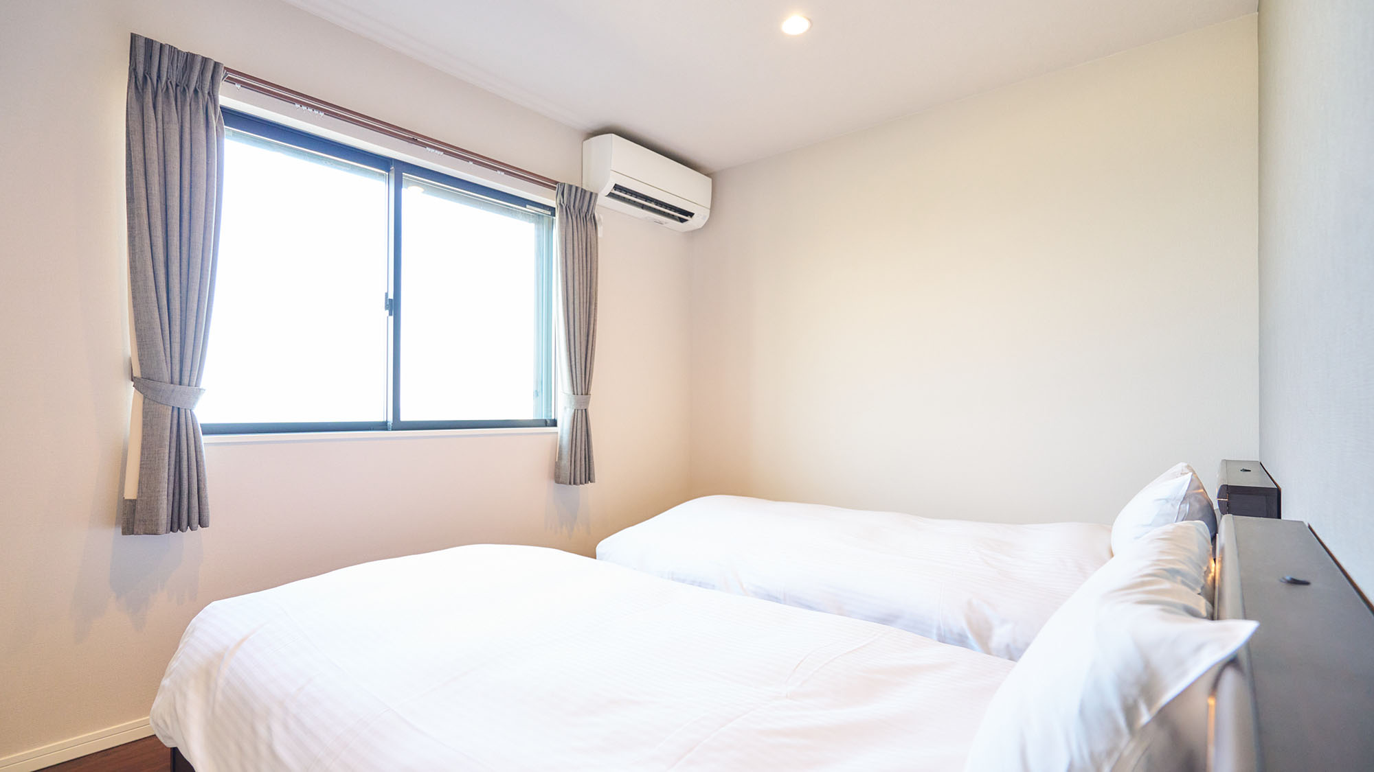 ・【Type i／1Fベッドルーム】シングルベッドを2台ご用意しております。ゆっくりお寛ぎください