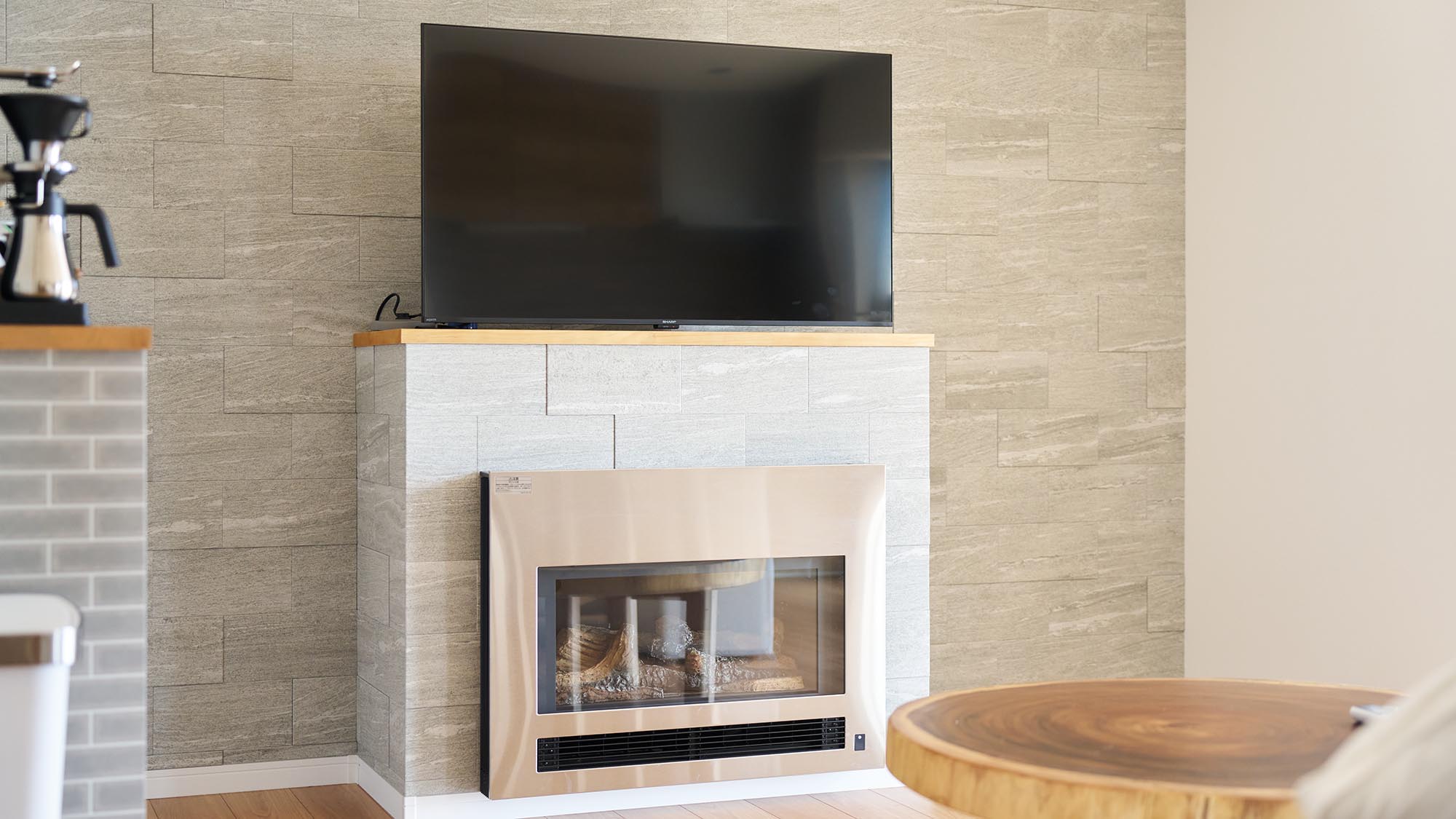 ・【Typeⅱ/設備】リビングスペースにはおしゃれな暖炉とテレビを完備