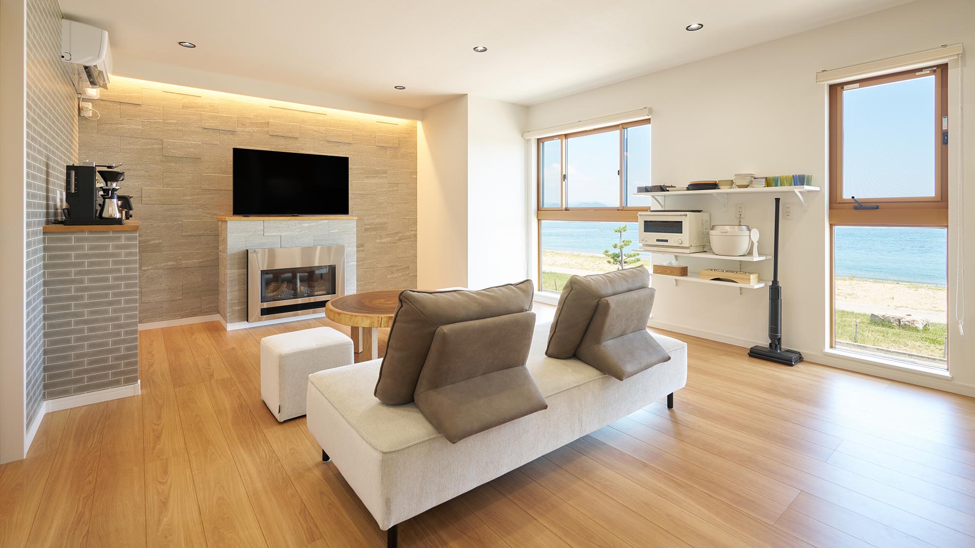 ・【Typeⅱ/リビング】テレビやソファーも完備。広々とした快適空間でおくつろぎください