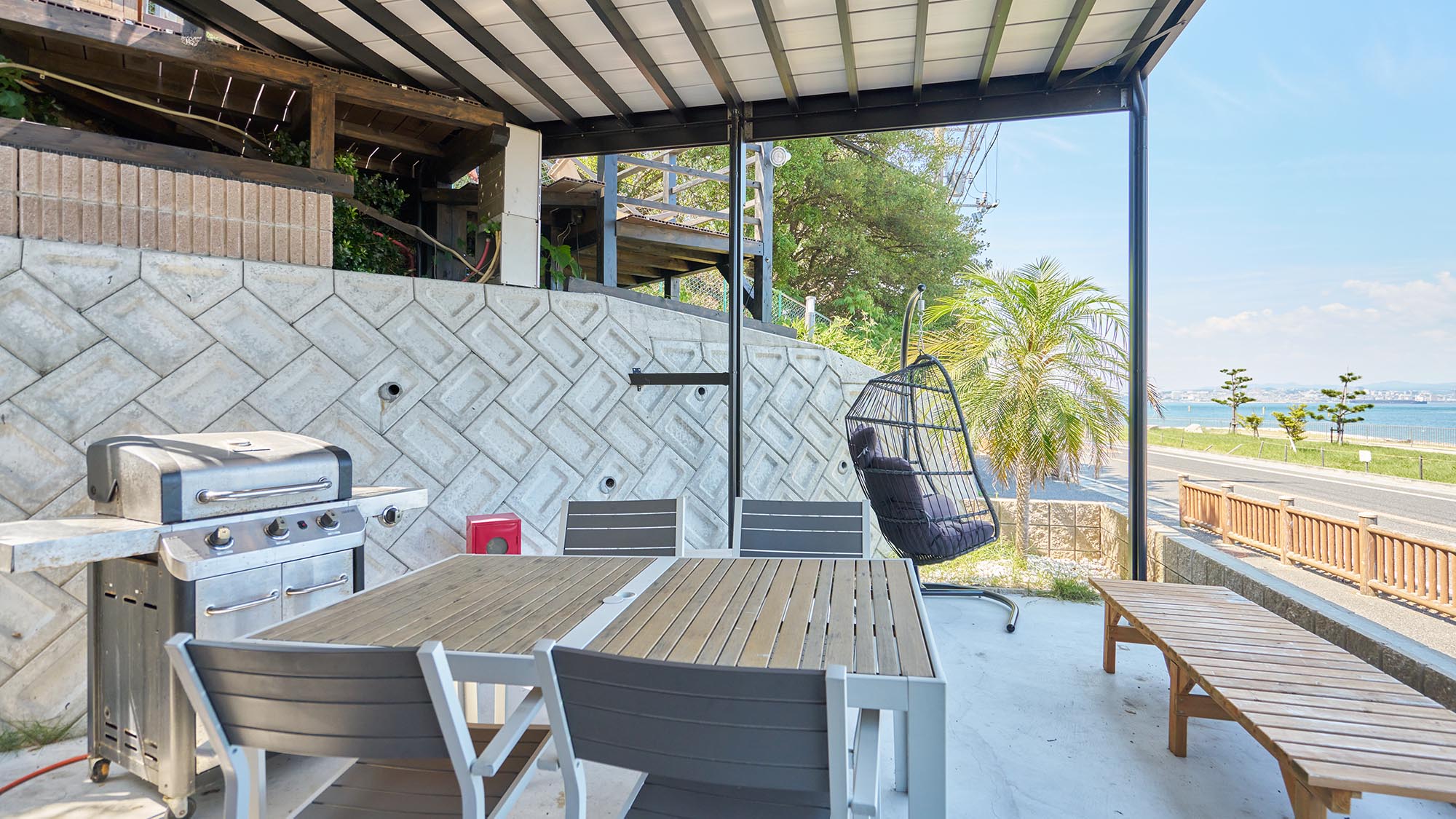 ・【Type i／テラス】雨の日には屋根の下でBBQが可能です。お連れ様とわいわいお楽しみください