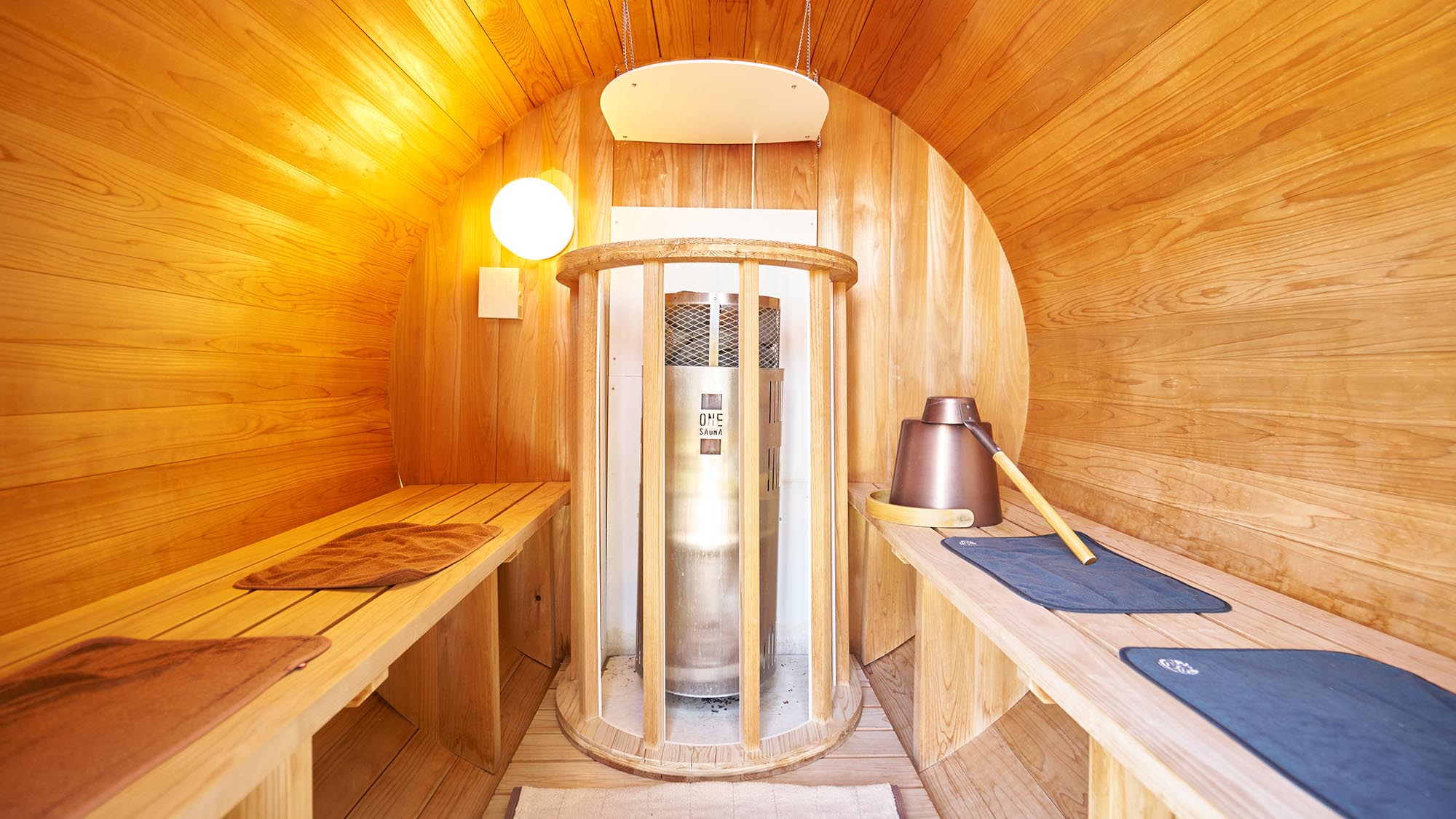 ・【Type i／サウナ】木材の香りがリラックス効果をさらに高め、心地よくお過ごしいただけます