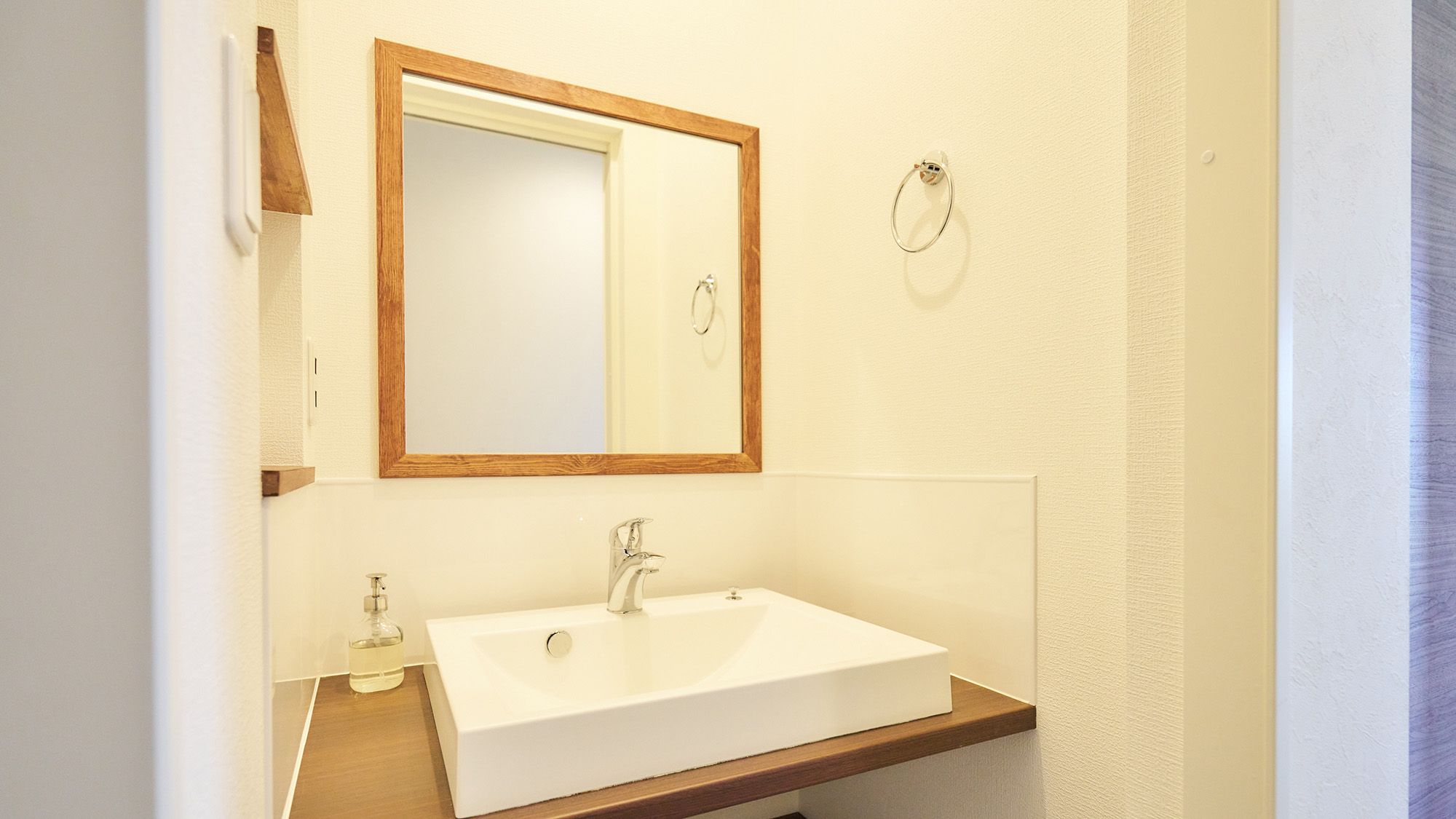 ・【Type i／洗面所】鏡付きの洗面所は明るさも十分で、億劫な朝の支度も快適に行えます