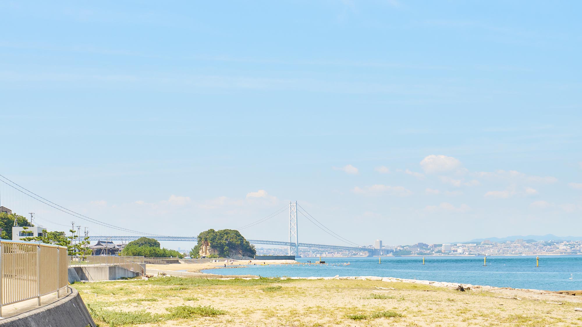 ・【周辺】浜辺からは明石海峡大橋がご覧いただけます。ちょっとした散歩におすすめ◎
