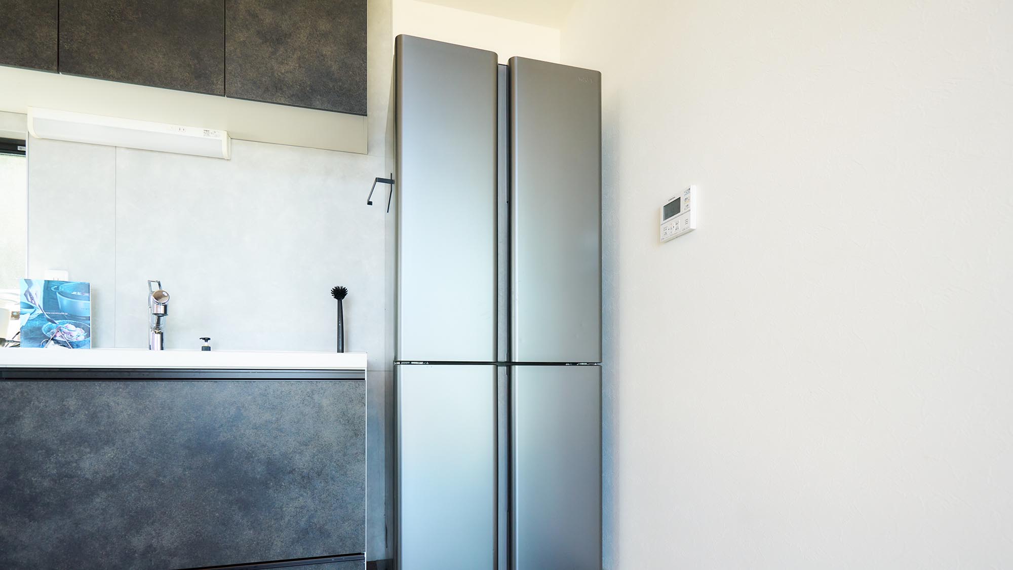 ・【Type i／キッチン】冷蔵庫は大きいサイズですので、食材や飲み物の買い込みも安心です