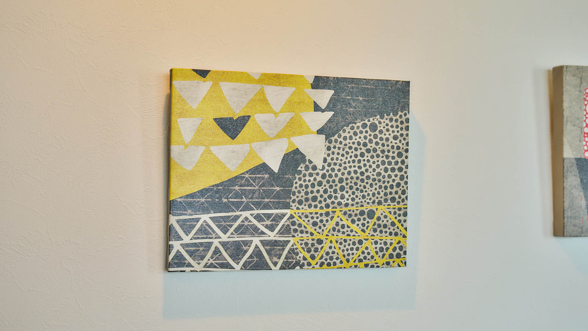 ・【Type i／インテリア】心地よい空間を彩るアート。設備だけでなく内装にもこだわった宿です