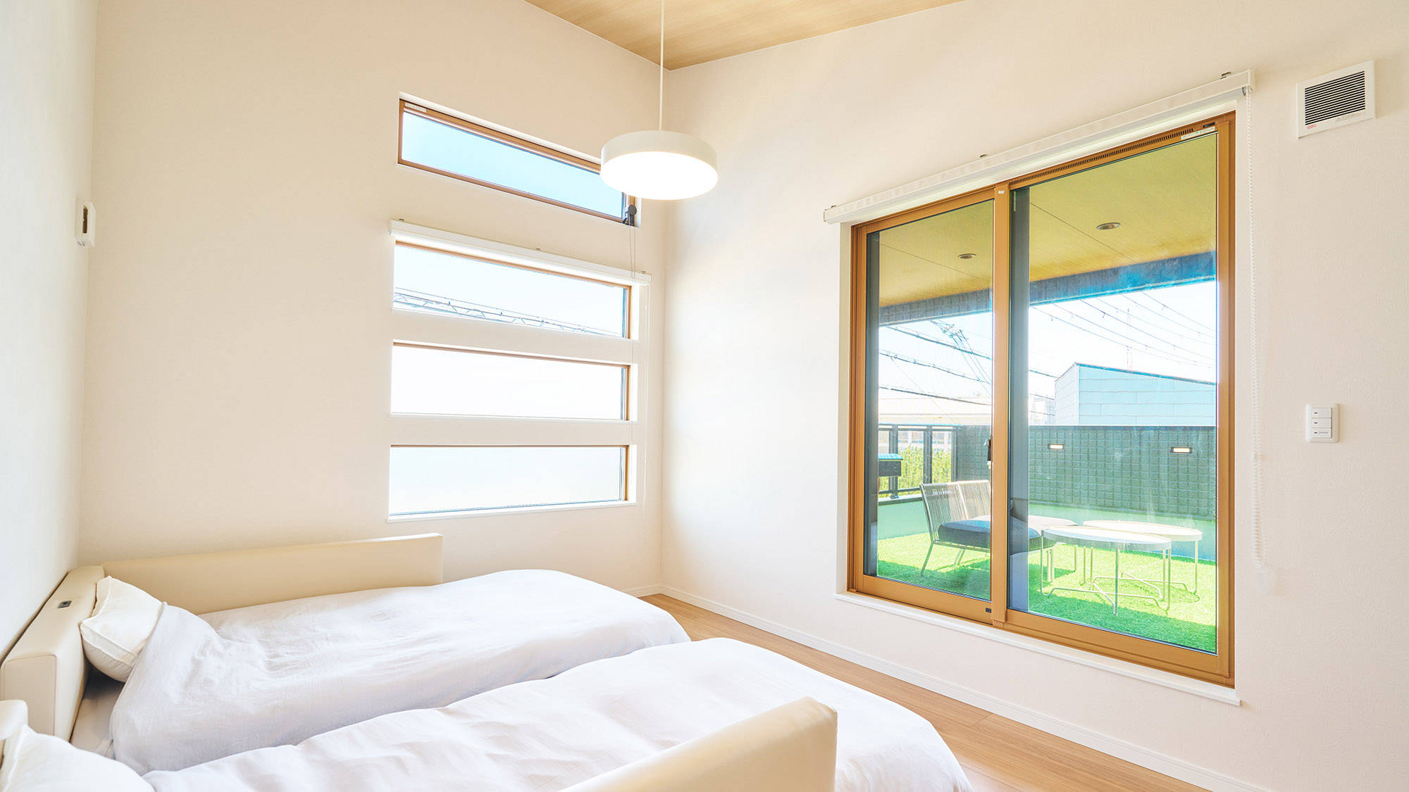 ・【Typeⅱ/ベッドルーム】明るく開放的なベッドルームからテラスにすぐ出られるのも嬉しいポイント