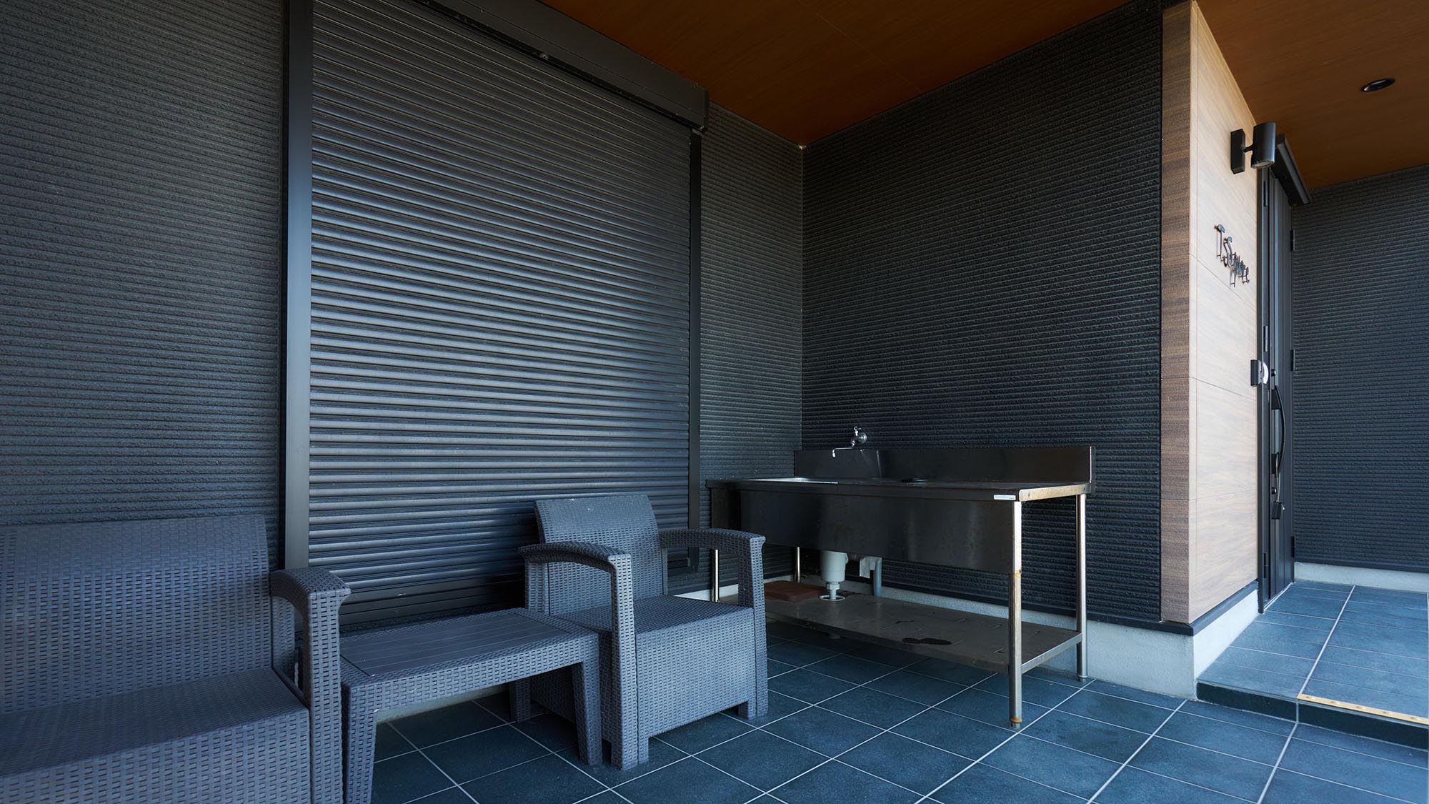 ・【Type i／エントランス】玄関横にはちょっとした調理スペースも。BBQの際に便利です