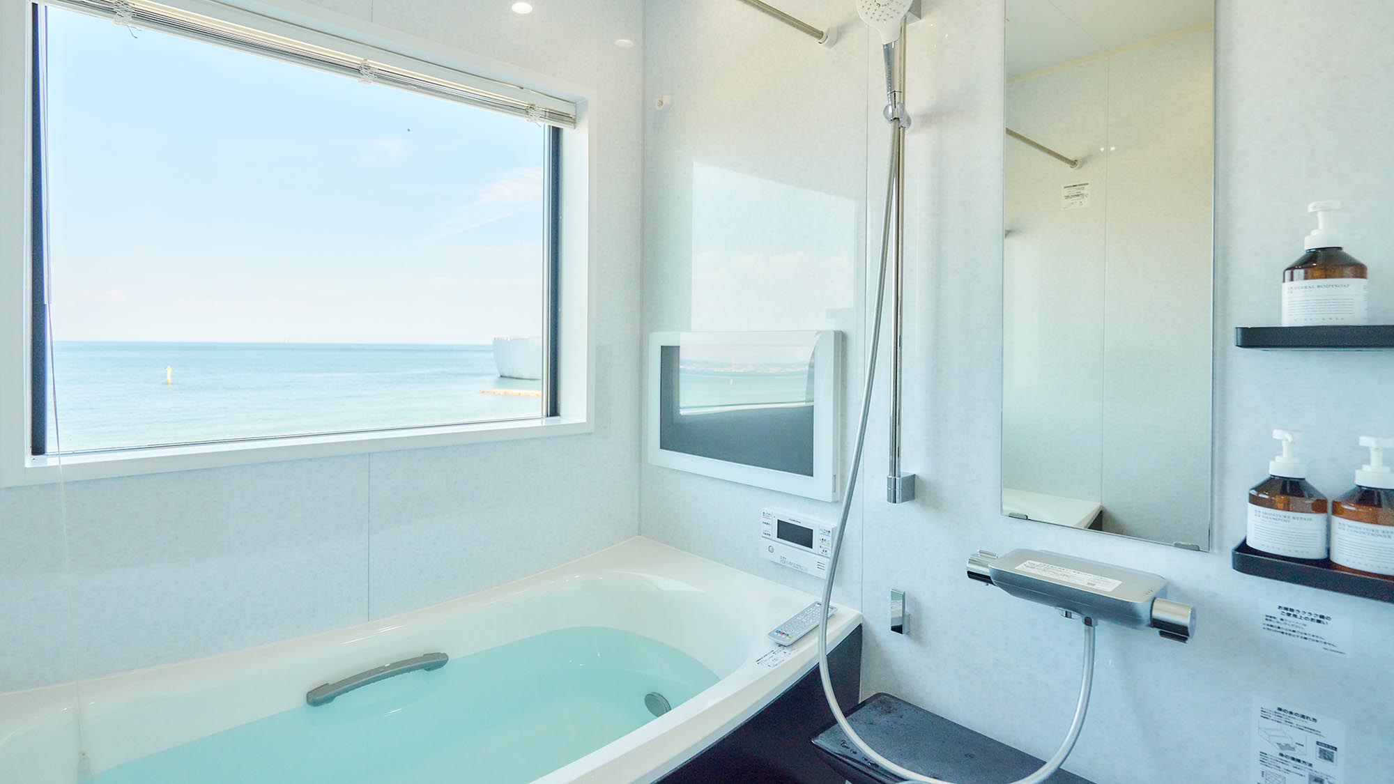 ・【Type i／バスルーム】浴室の大きな窓からは海を一望。解放感のある入浴時間をご満喫ください