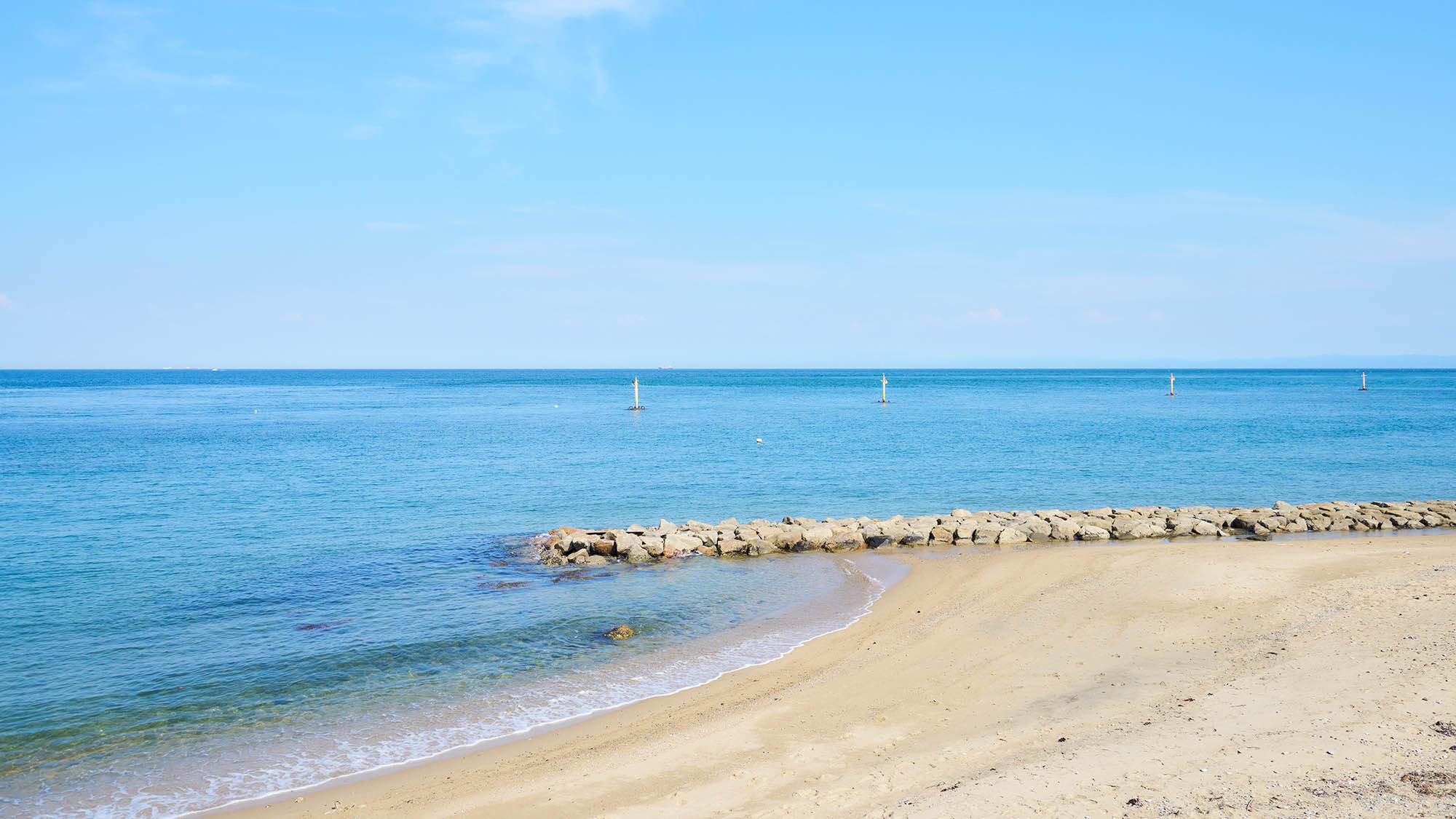 ・【周辺】砂浜&times;岩場のコントラストが魅力。穏やかな水辺でのんびり散策を