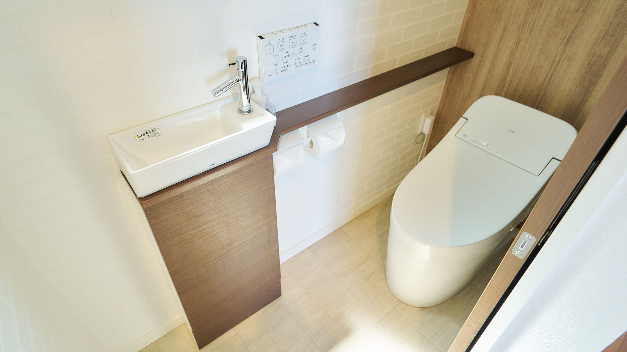 ・【Type i／トイレ】手洗いスペース付きのトイレ。温水洗浄機能も完備で快適にご利用いただけます