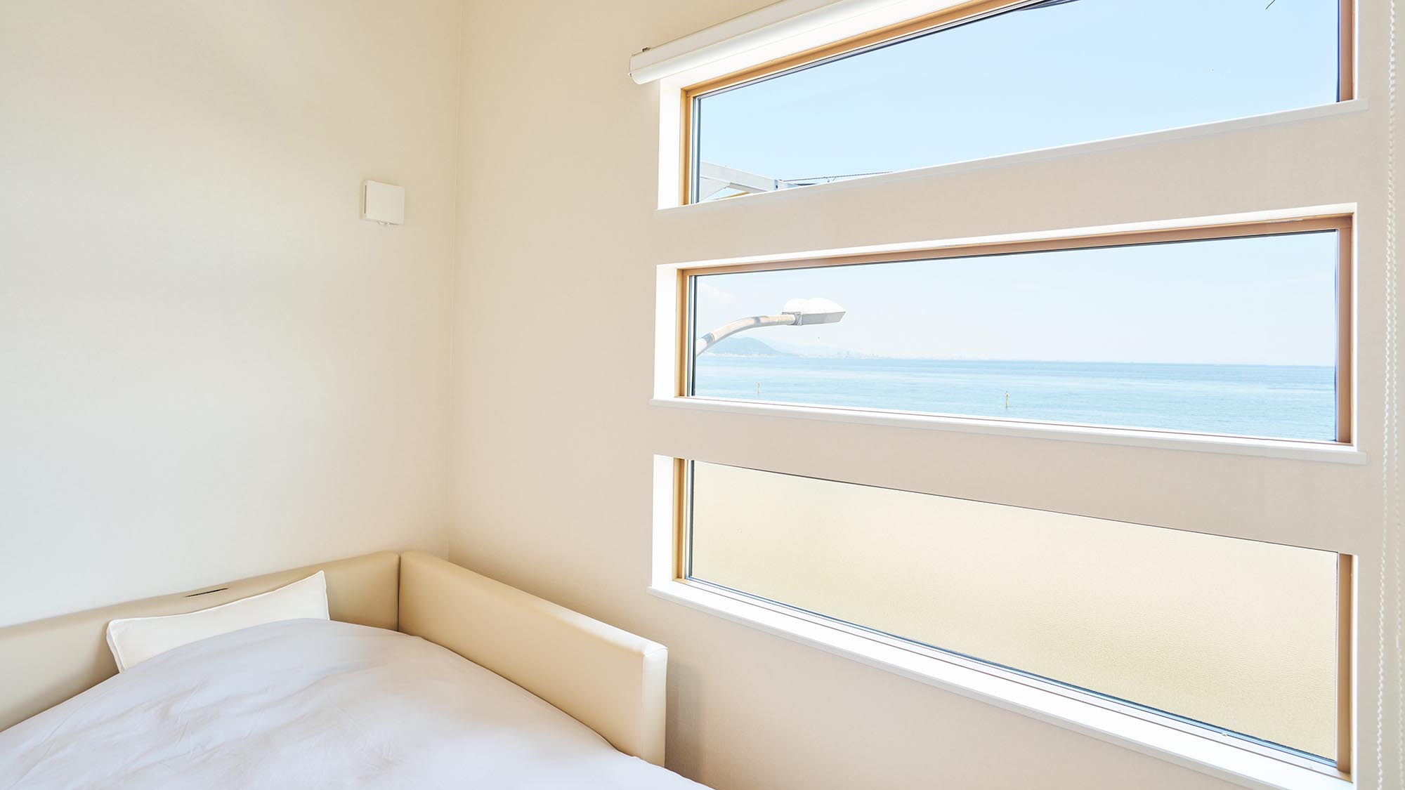 ・【Typeⅱ/ベッドルーム】窓からは淡路の海を一望。潮騒に包まれ心ゆくまでリラックス