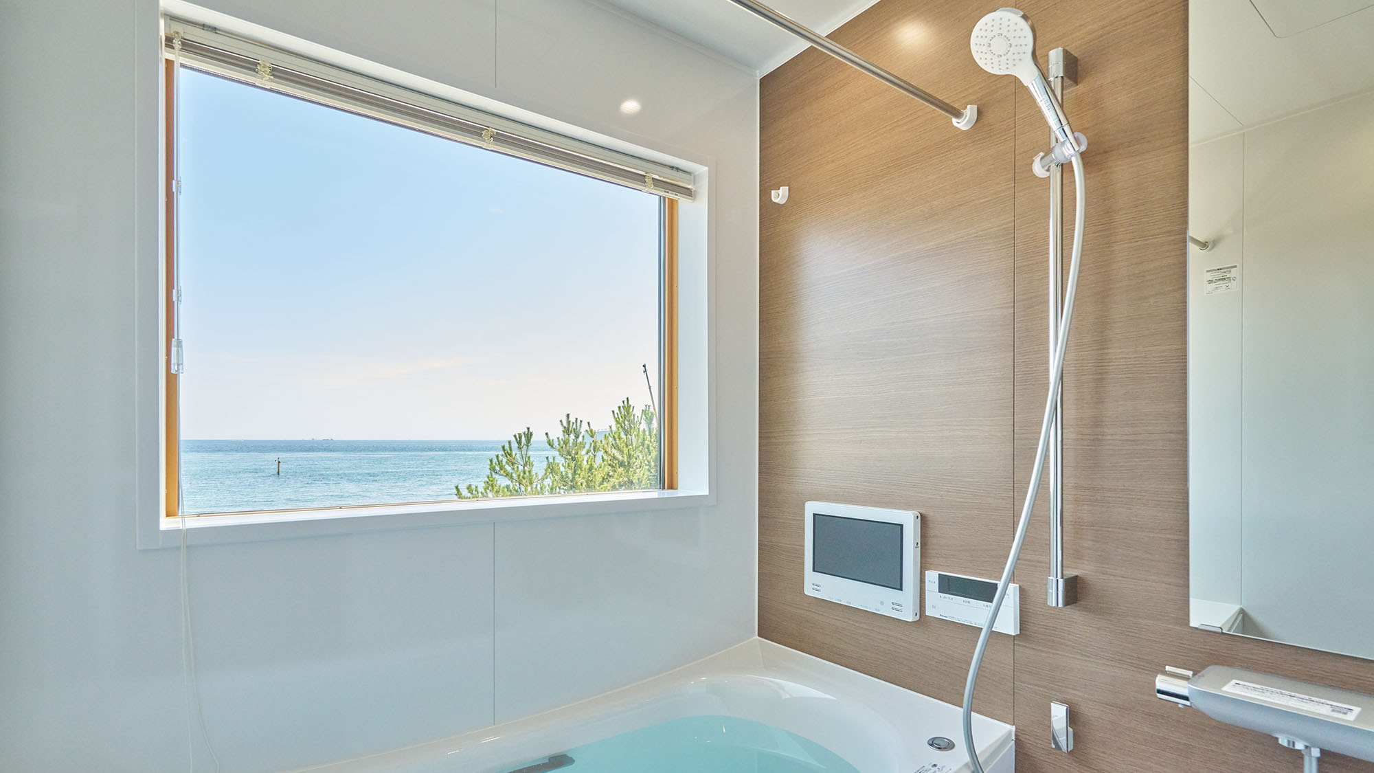 ・【Typeⅱ/バスルーム】海を眺めながらゆったりバスタイムをお楽しみください